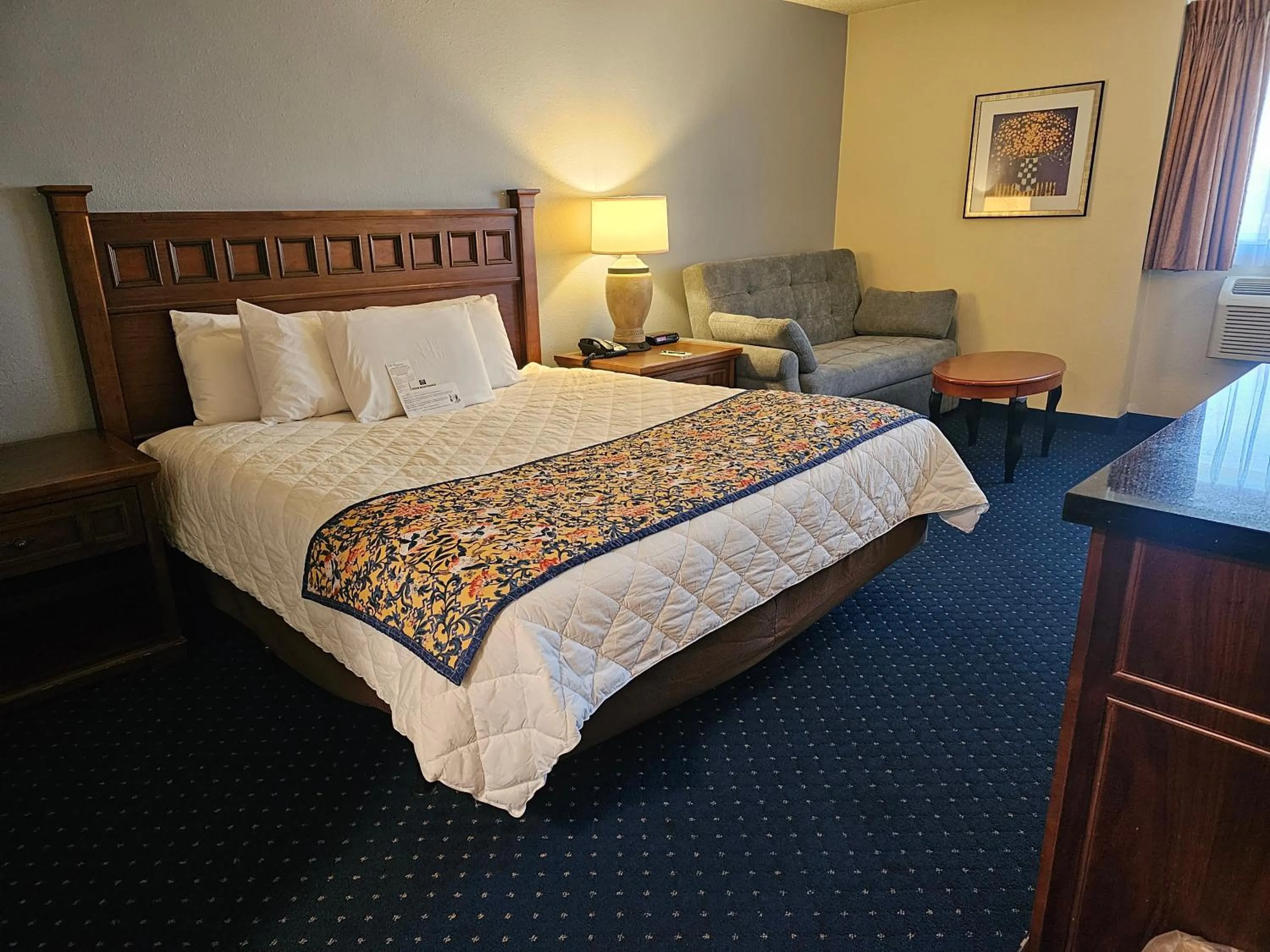 Photo of the whole room, Bed in Broadway Inn Conference Center