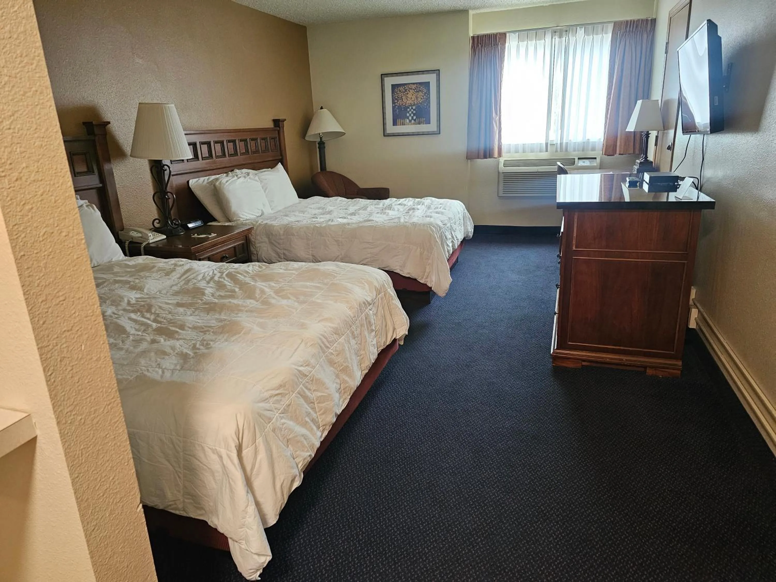 Photo of the whole room, Bed in Broadway Inn Conference Center