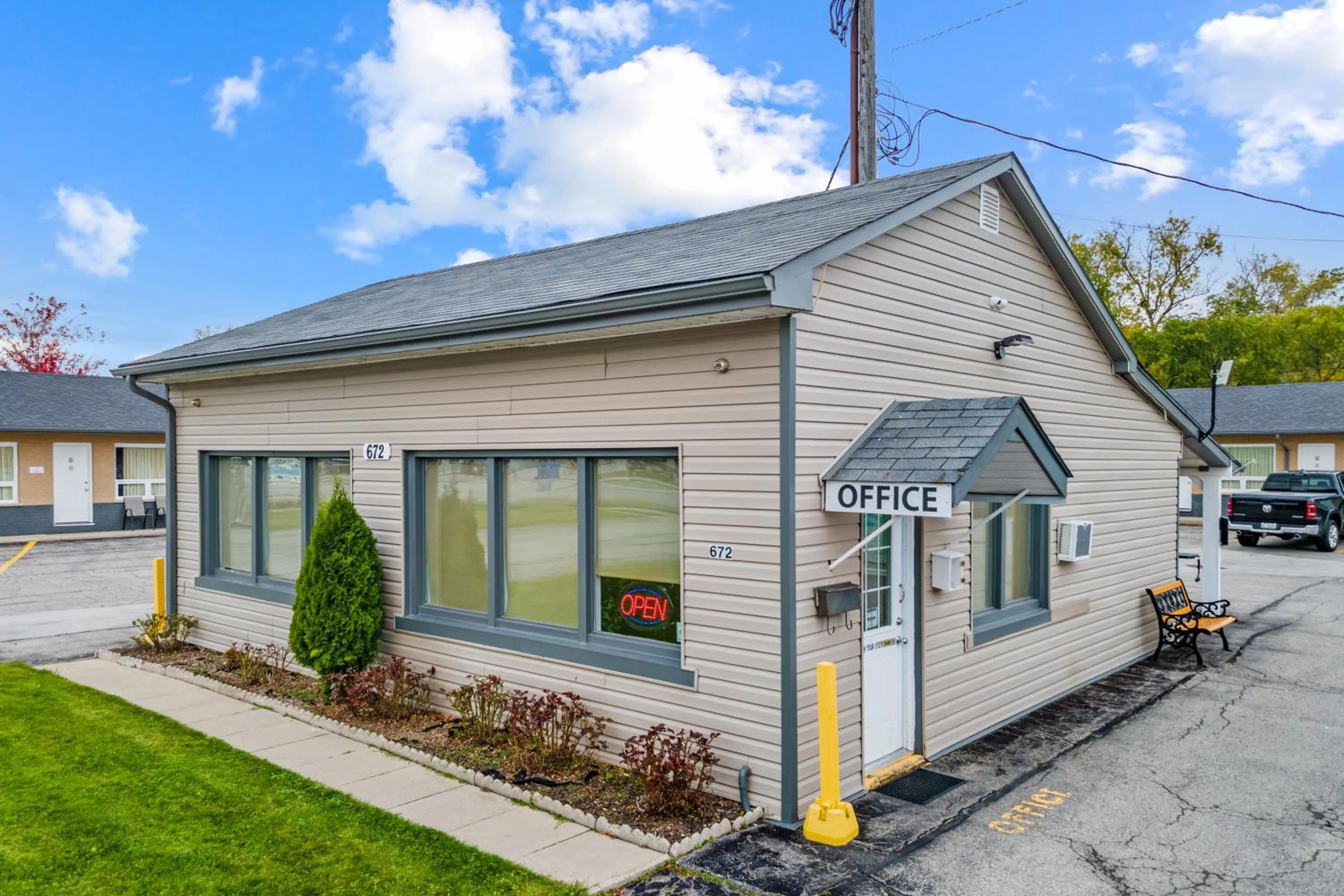 Property building in Nights Inn Owen Sound