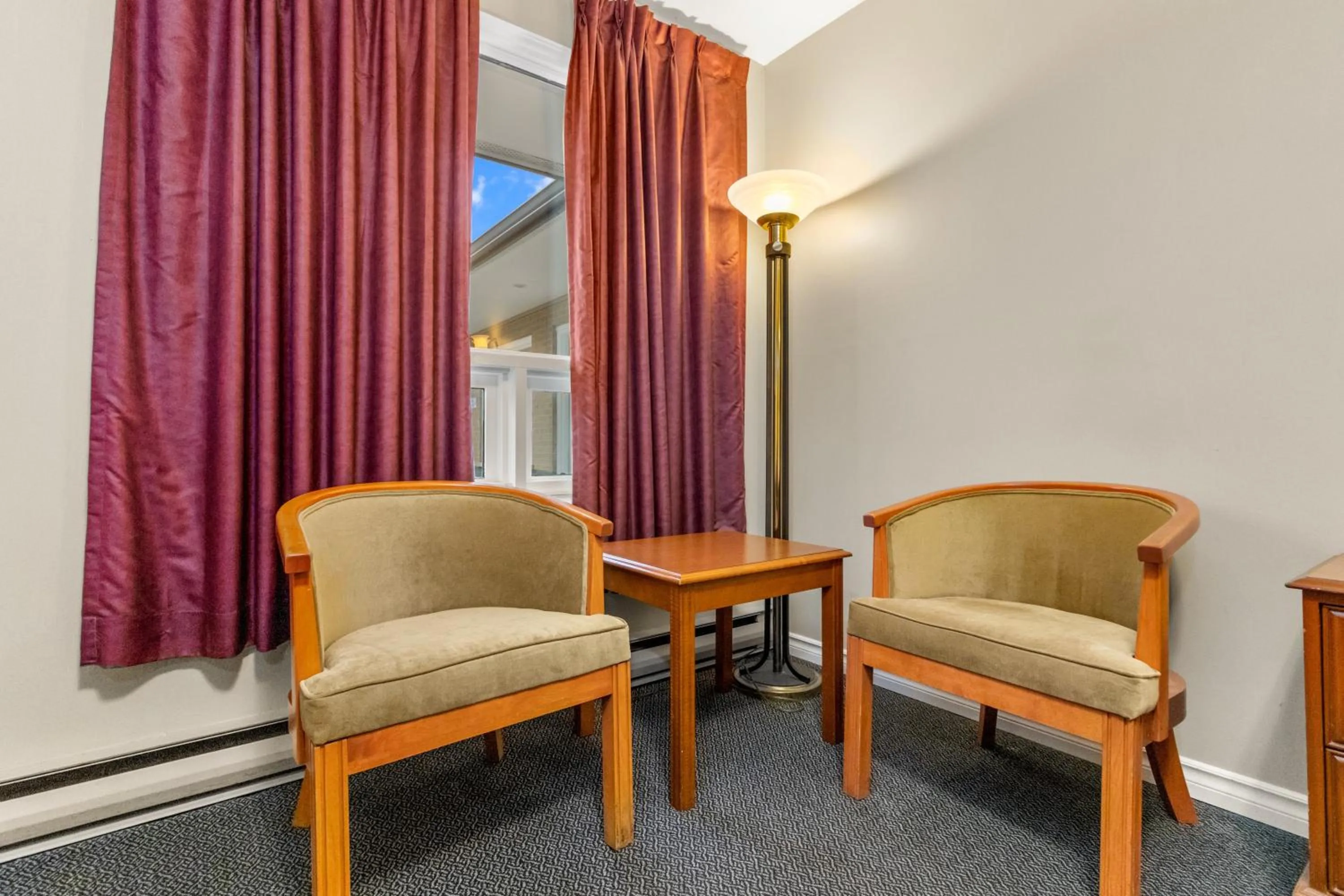 Seating area in Nights Inn Owen Sound