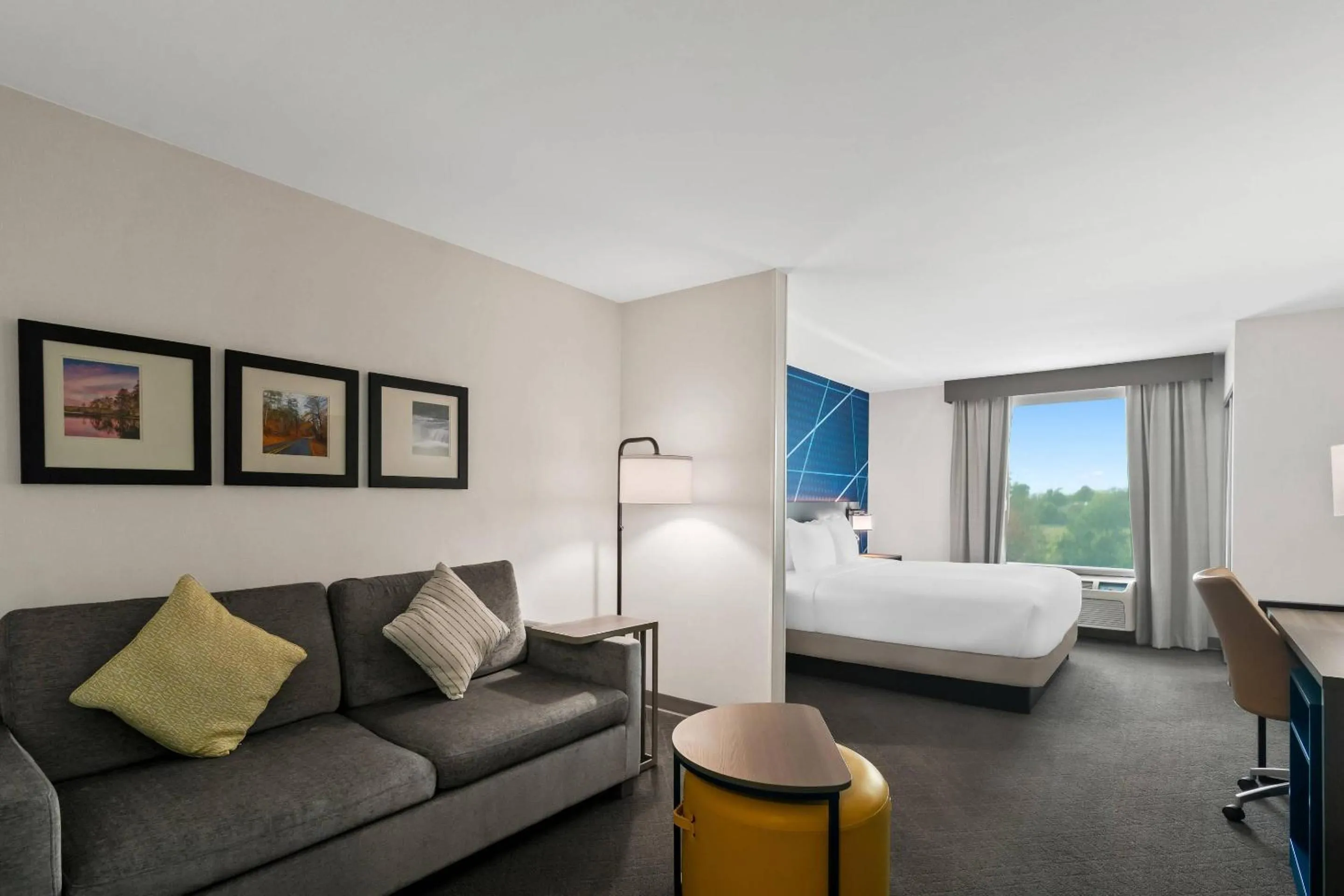 Bedroom, Bed in Comfort Suites Bentonville - Rogers