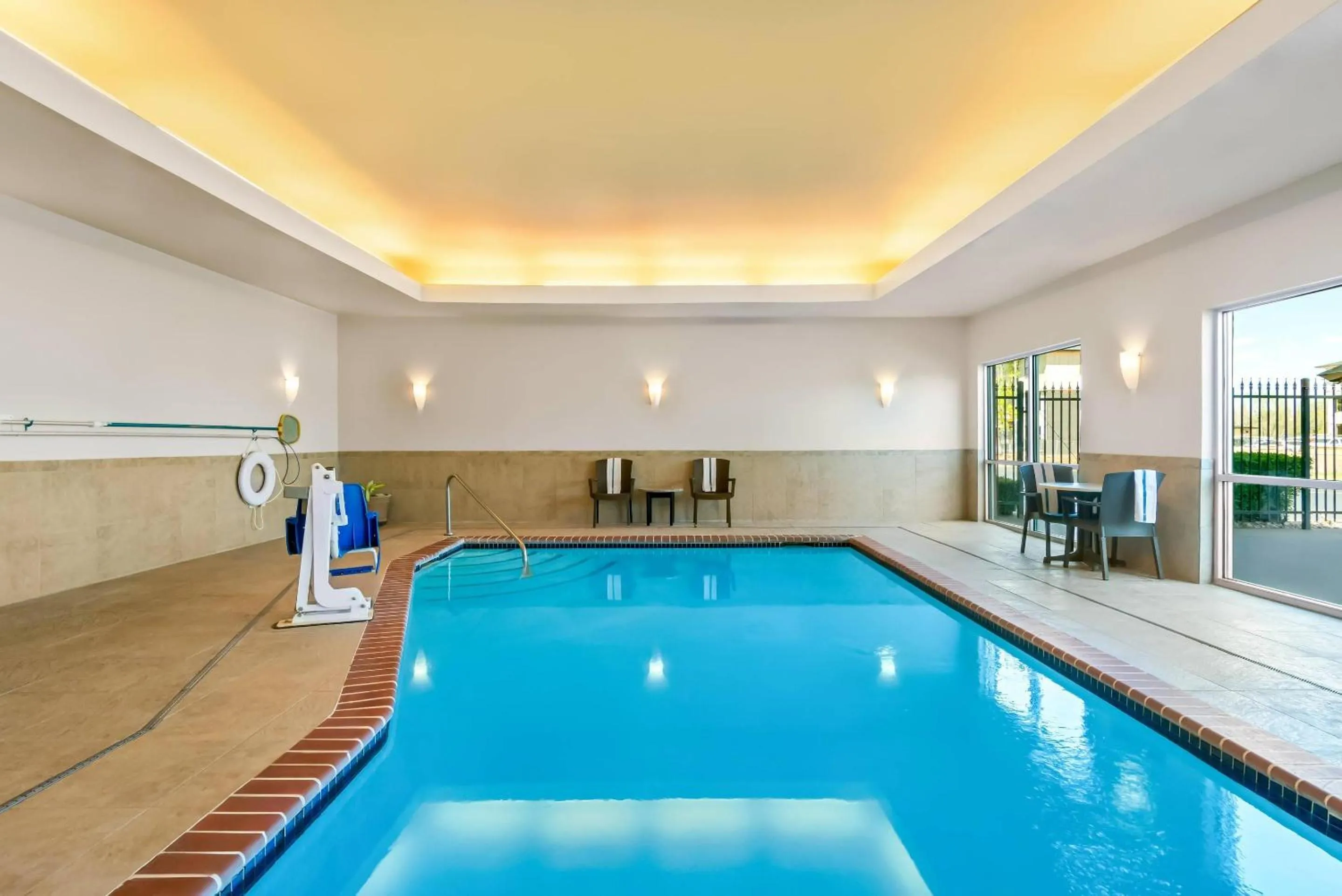 Swimming pool in Comfort Suites Bentonville - Rogers