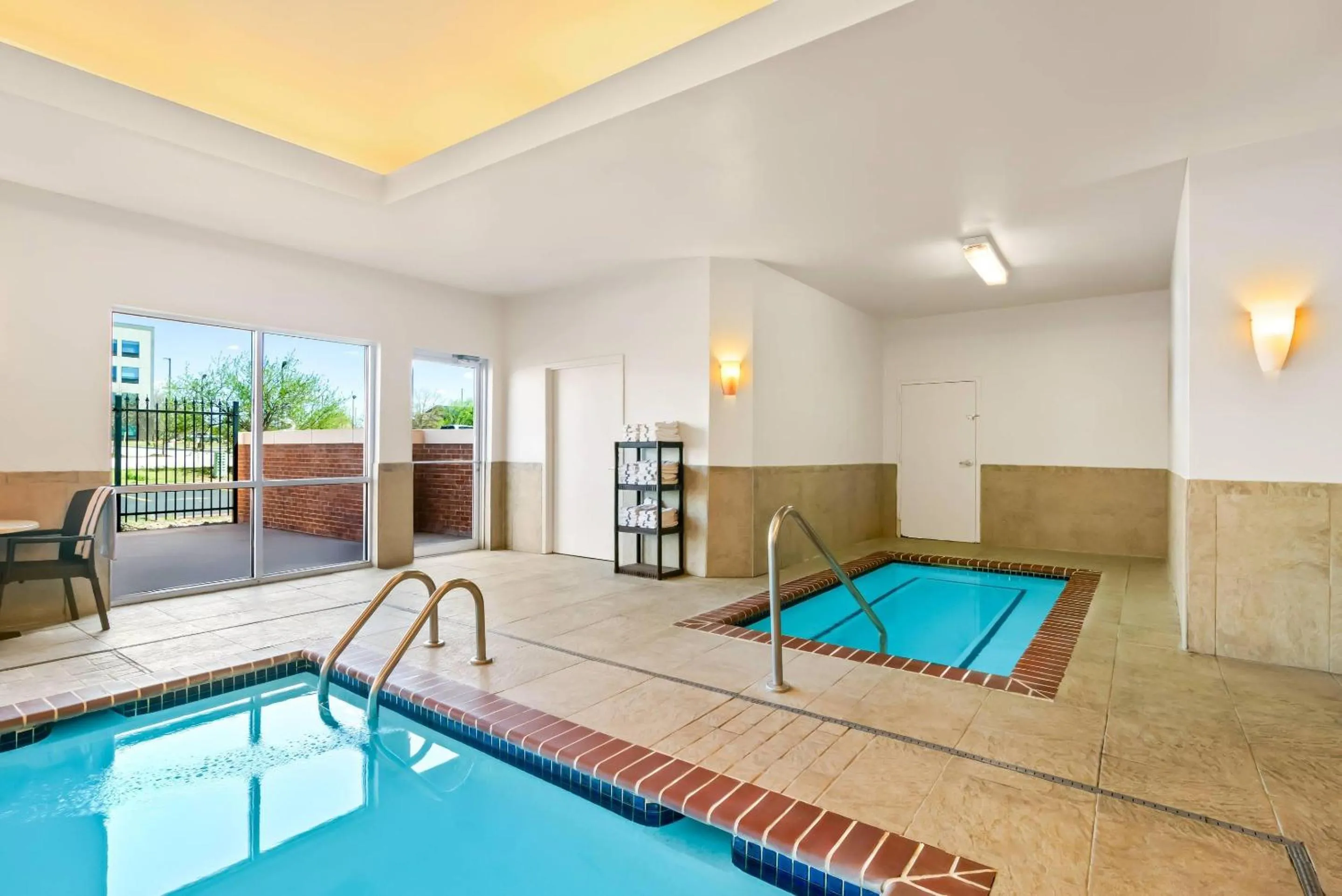 Swimming pool in Comfort Suites Bentonville - Rogers