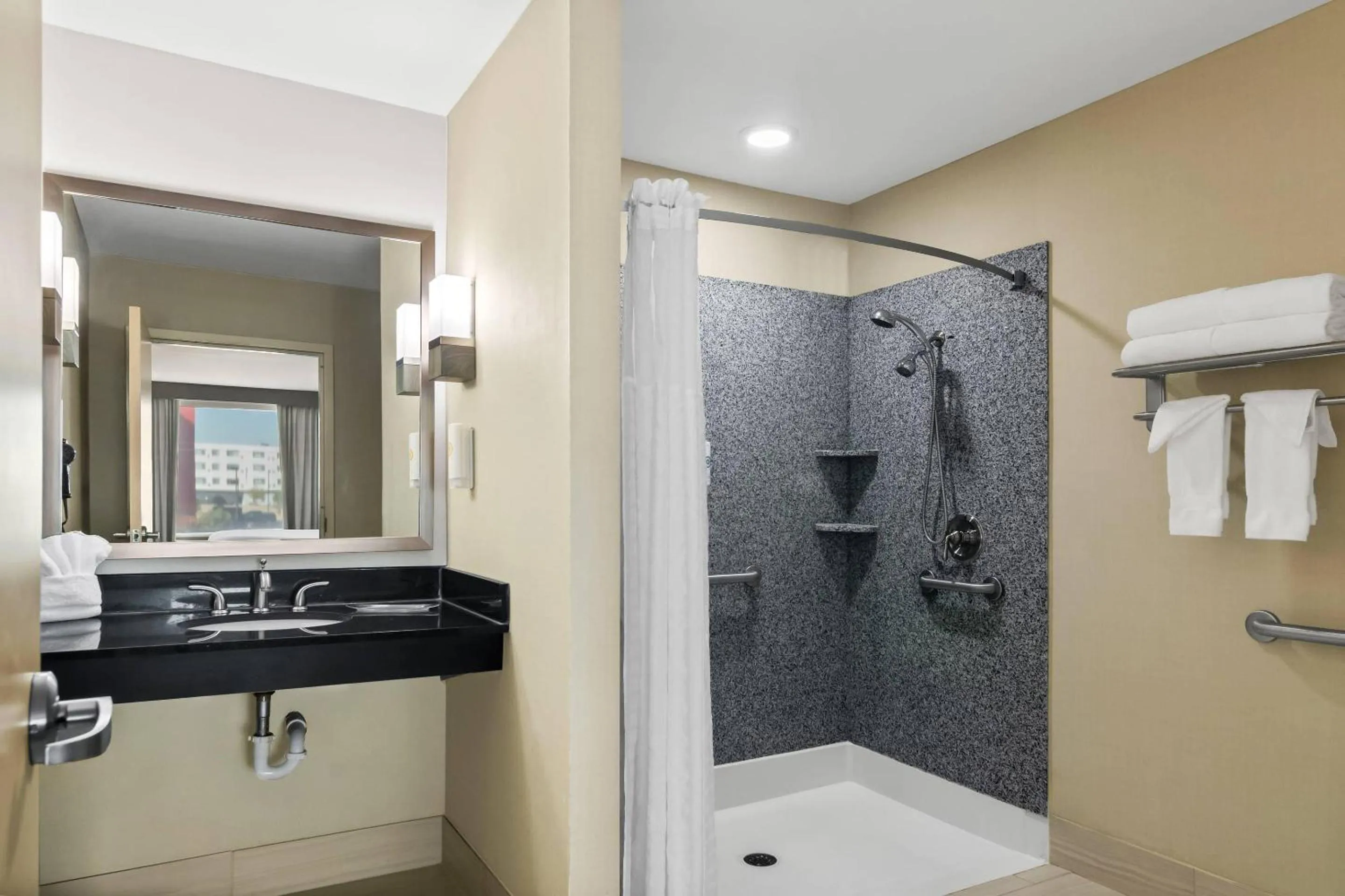 Bedroom in Comfort Suites Bentonville - Rogers