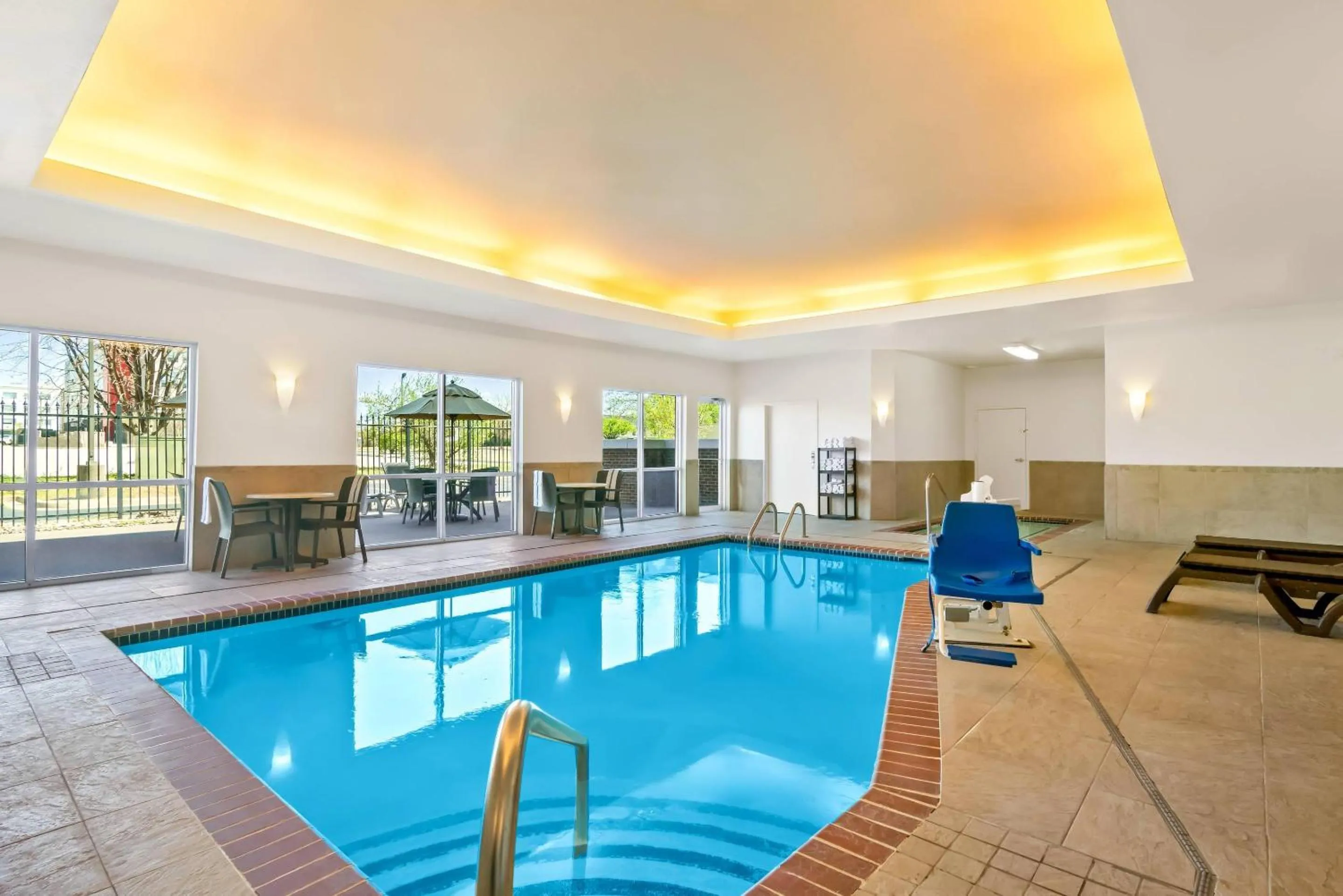 Swimming pool in Comfort Suites Bentonville - Rogers