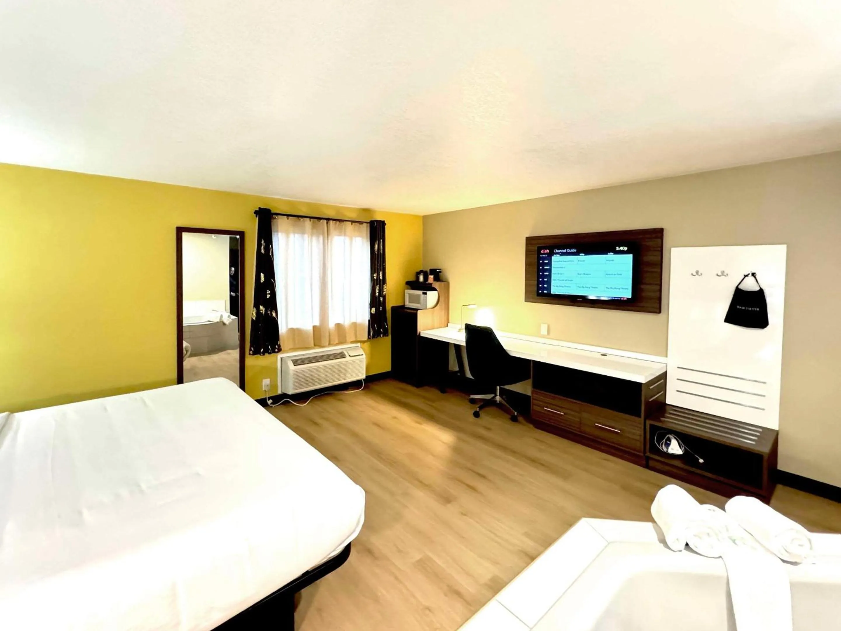 Bedroom, Bed in Quality Inn & Suites Willows