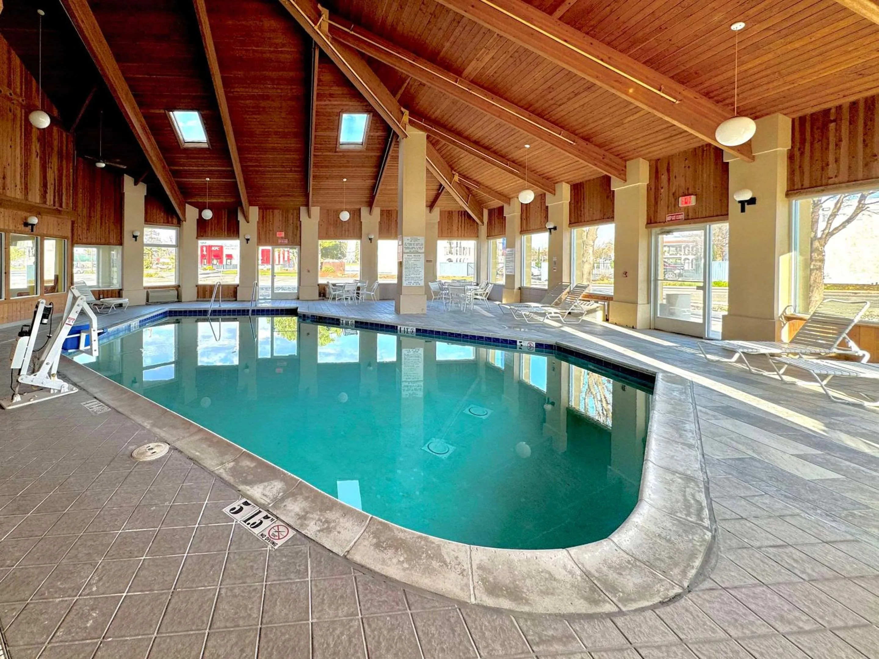 Swimming pool in Quality Inn & Suites Willows