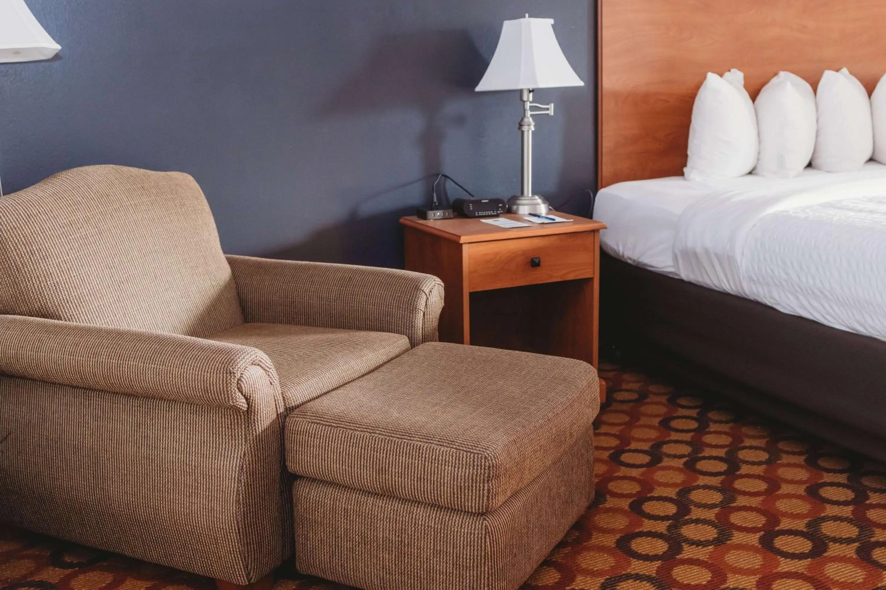 Photo of the whole room, Bed in Clarion Inn