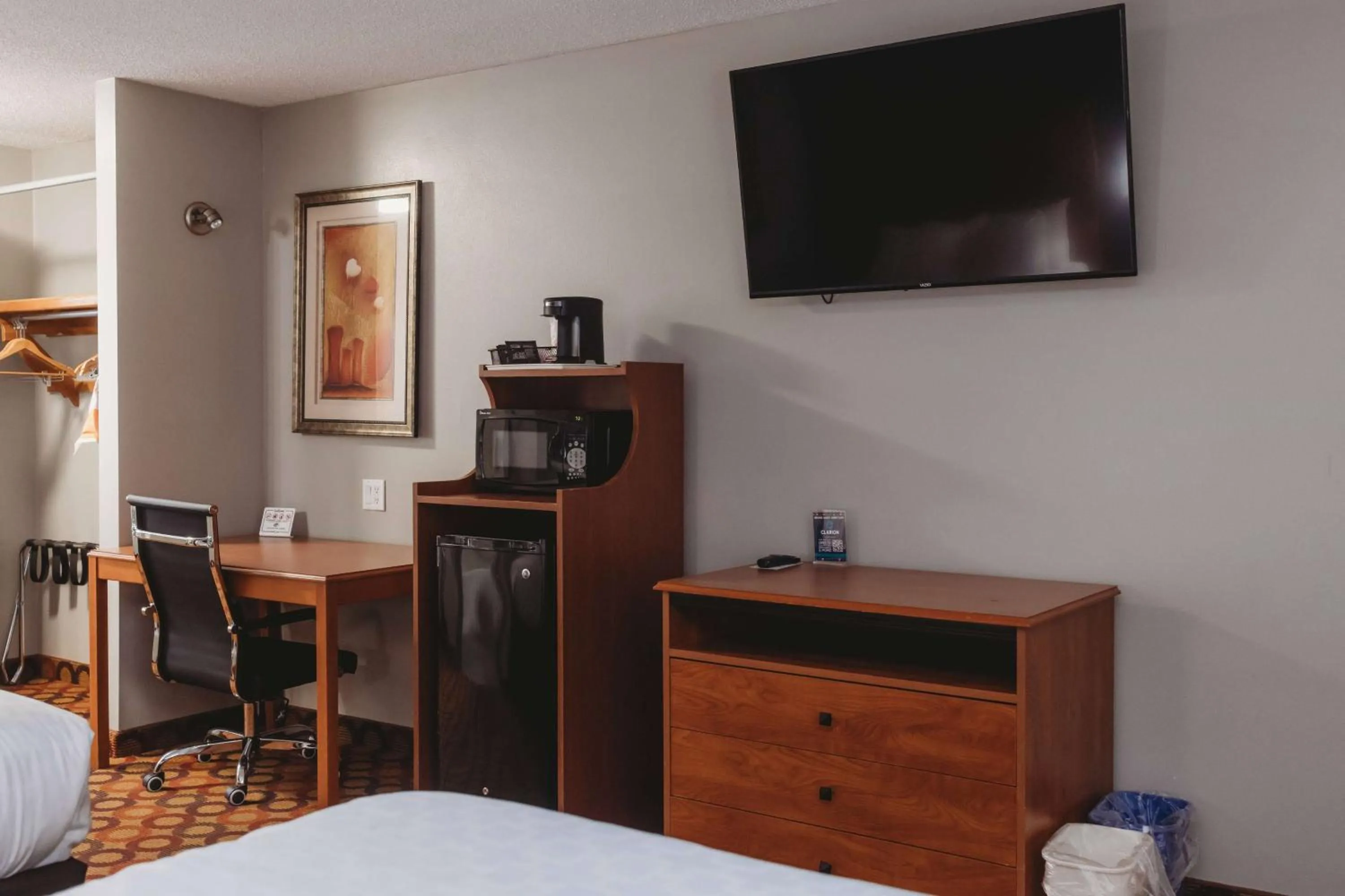 Photo of the whole room, Bed in Clarion Inn