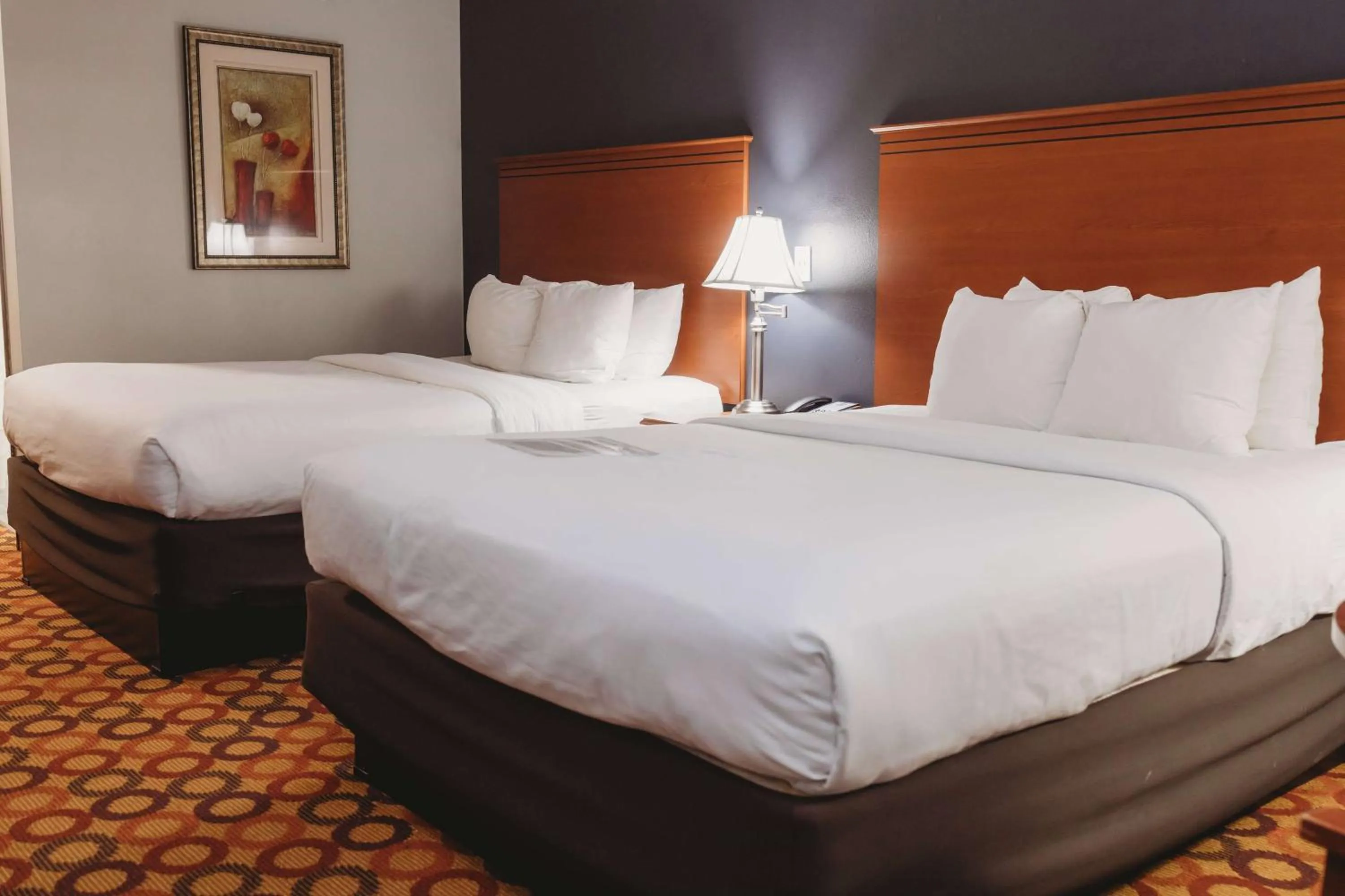 Photo of the whole room, Bed in Clarion Inn