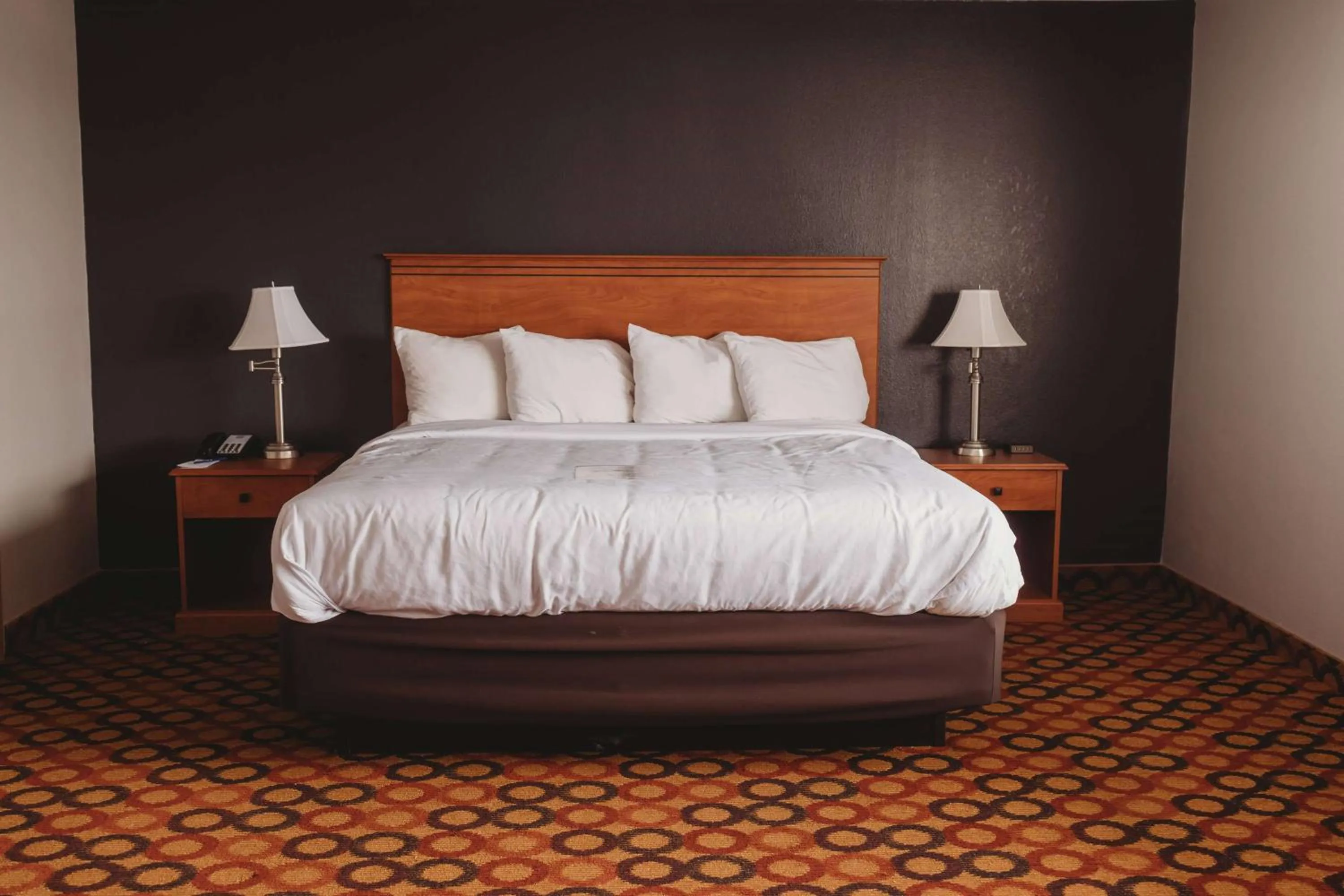 Photo of the whole room, Bed in Clarion Inn