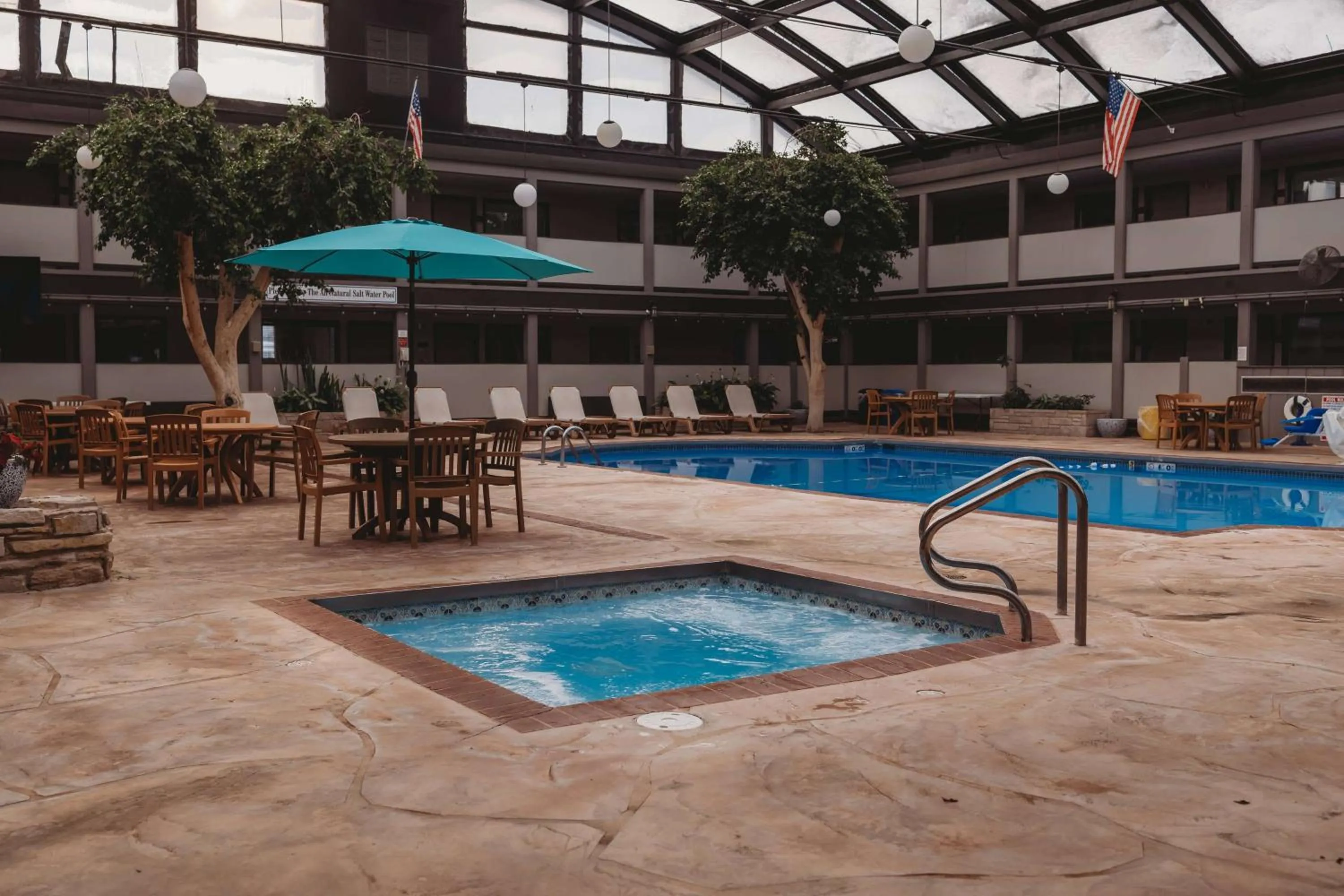 Swimming pool in Clarion Inn