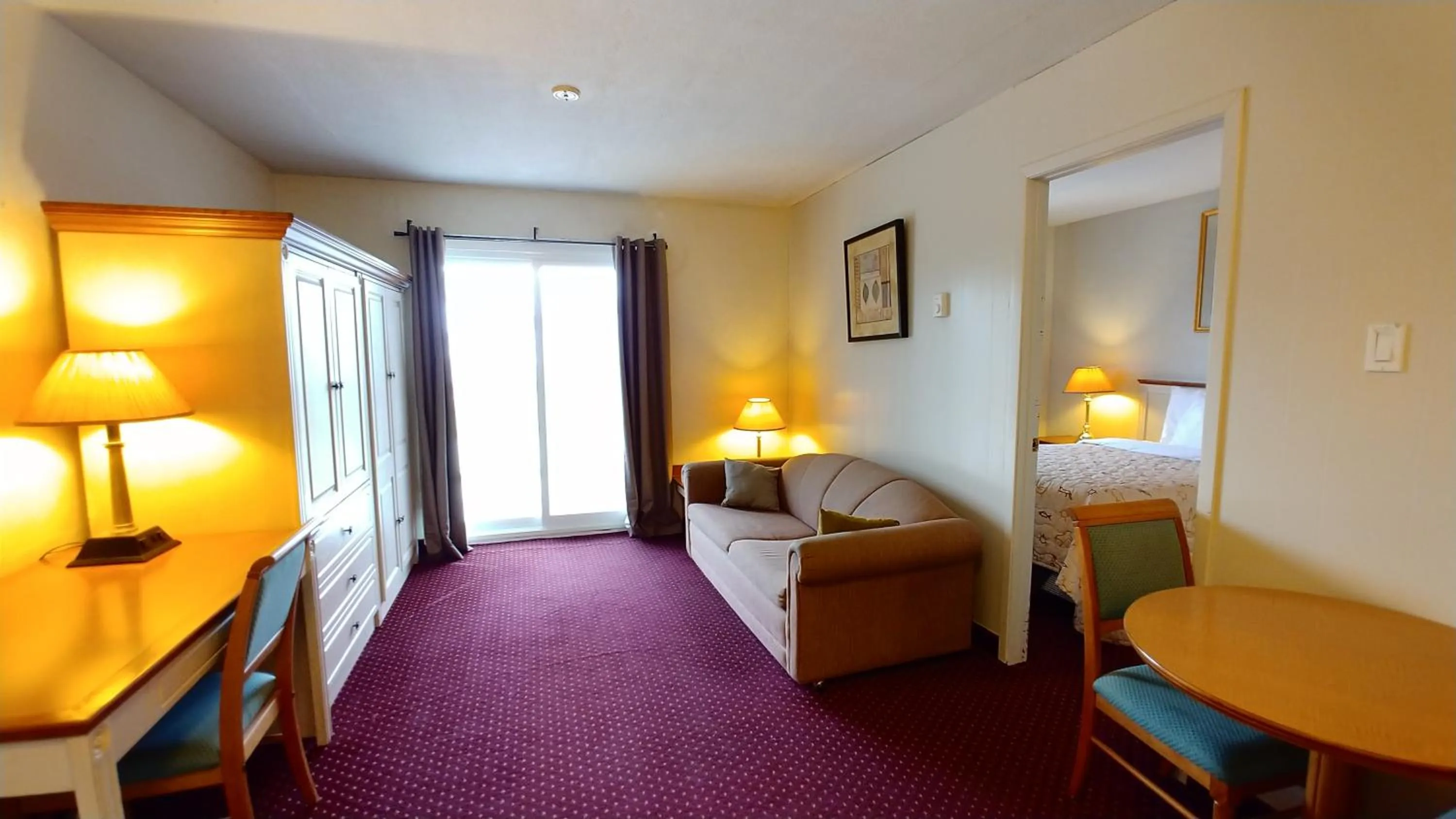 Bed in Sand Castle Suites Motel