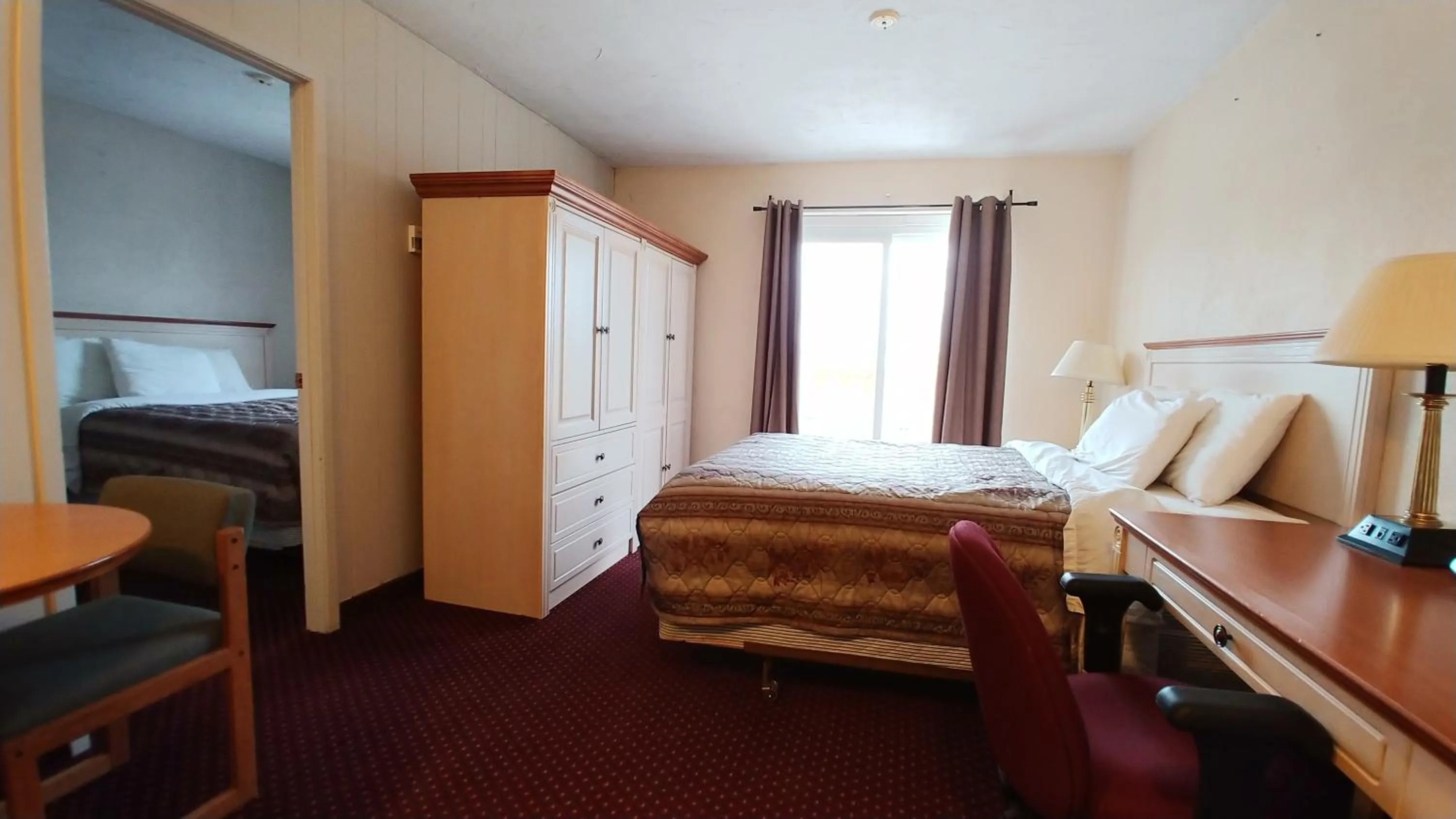 Bed in Sand Castle Suites Motel