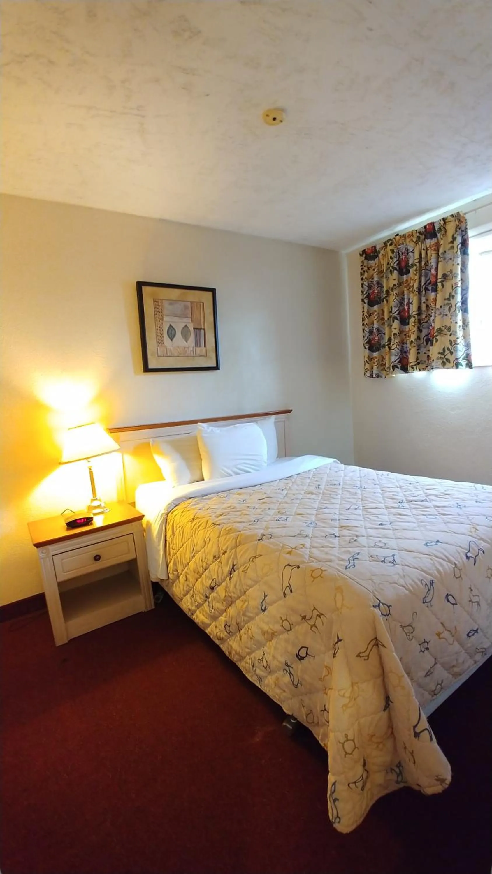 Bed in Sand Castle Suites Motel