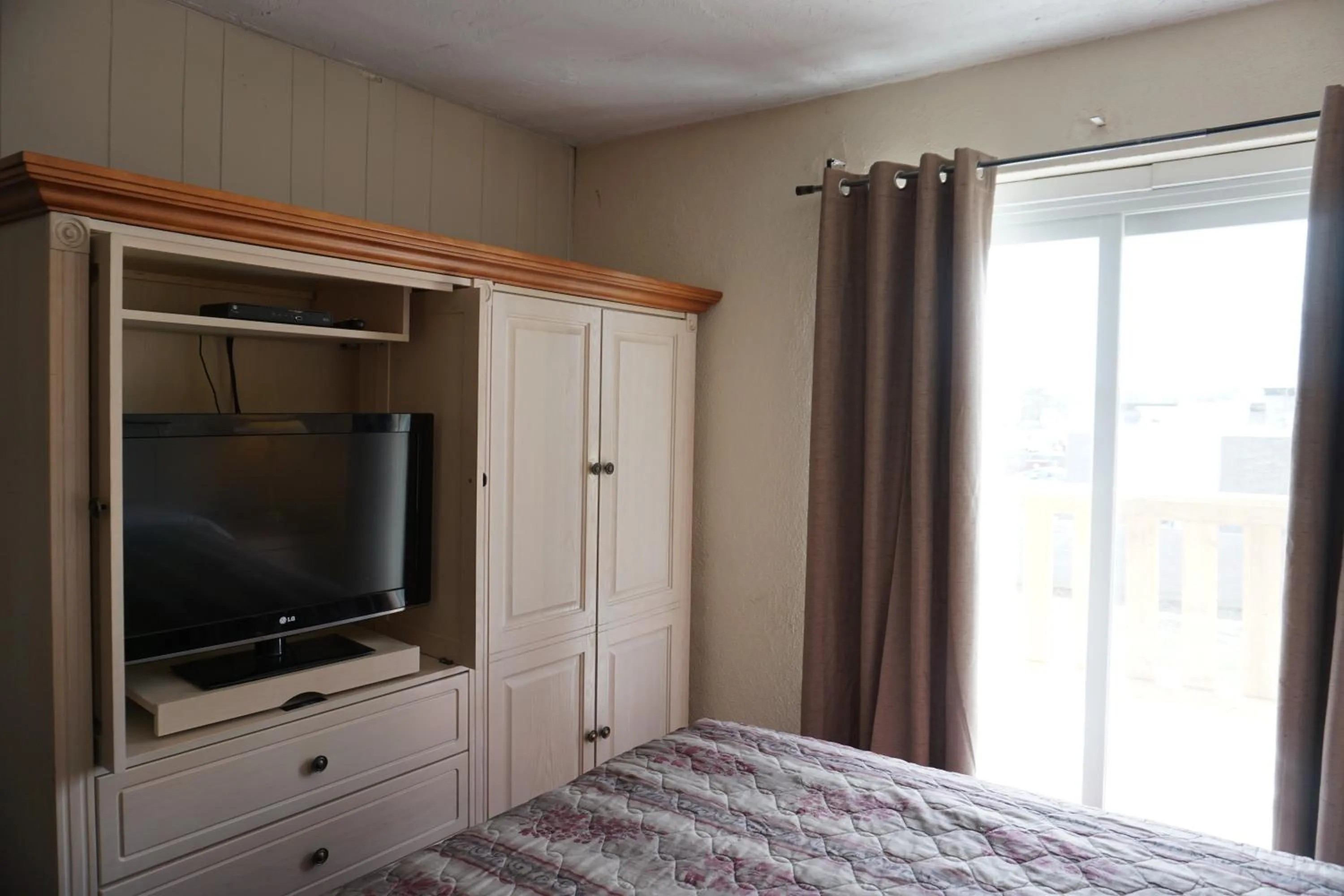 Bed in Sand Castle Suites Motel