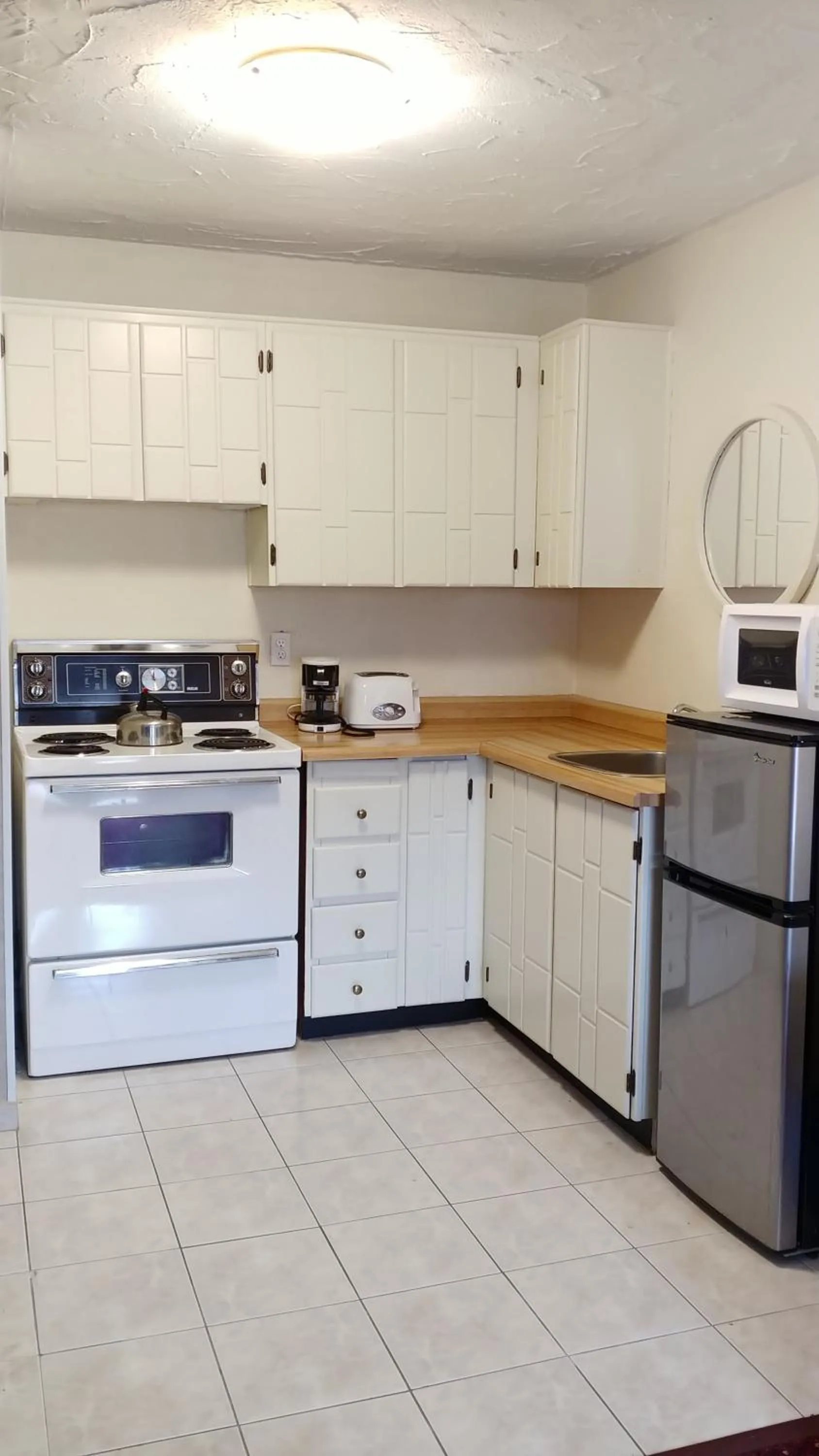 Kitchen/Kitchenette in Sand Castle Suites Motel