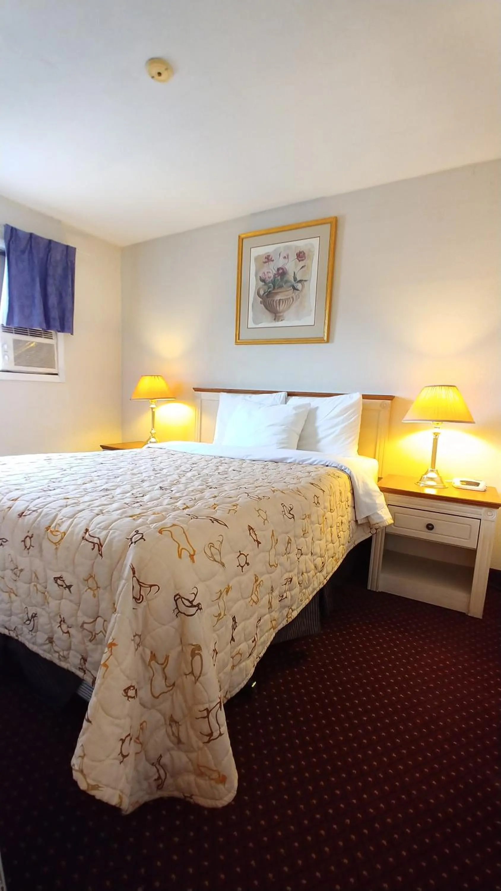 Bed in Sand Castle Suites Motel