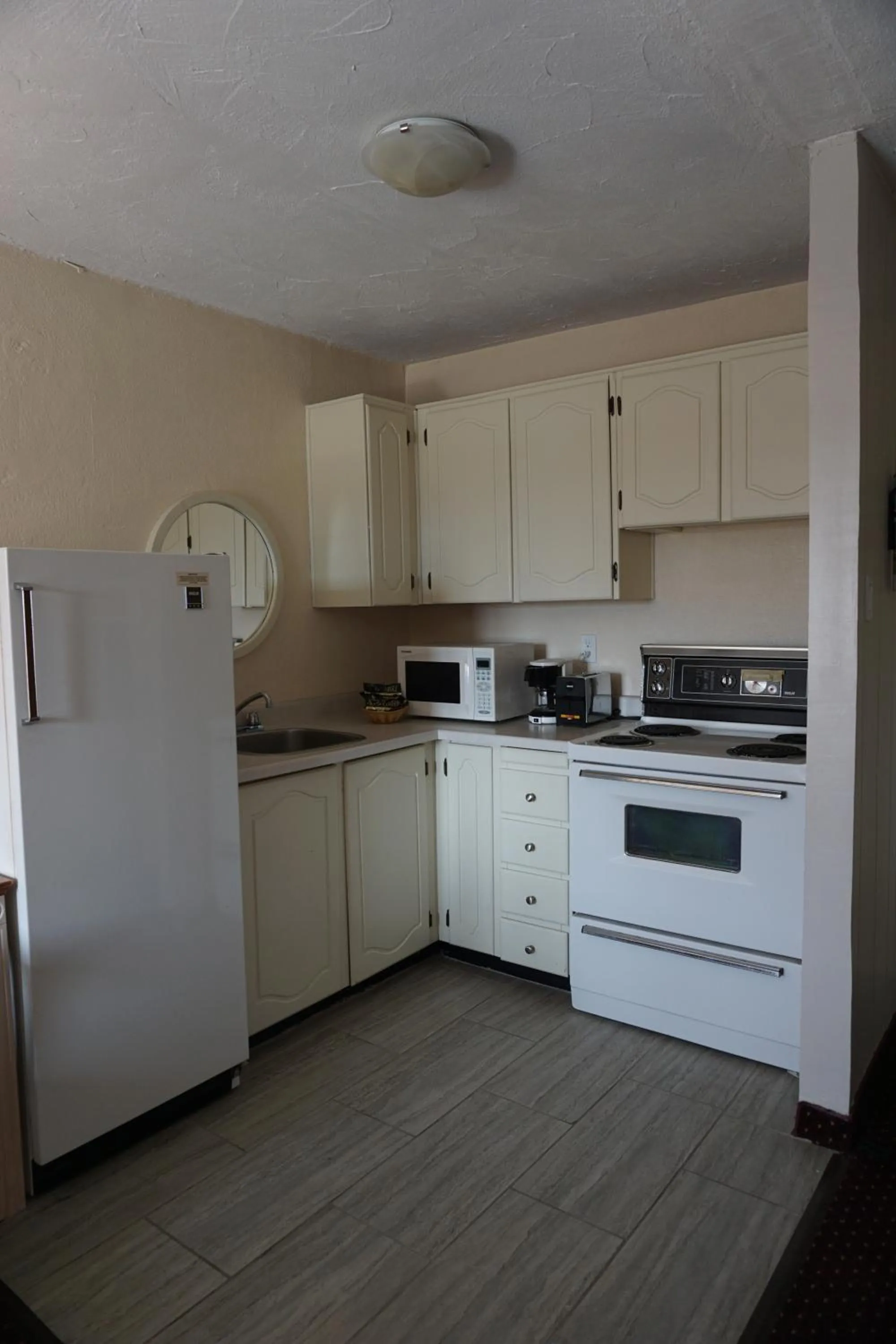 Kitchen/Kitchenette in Sand Castle Suites Motel