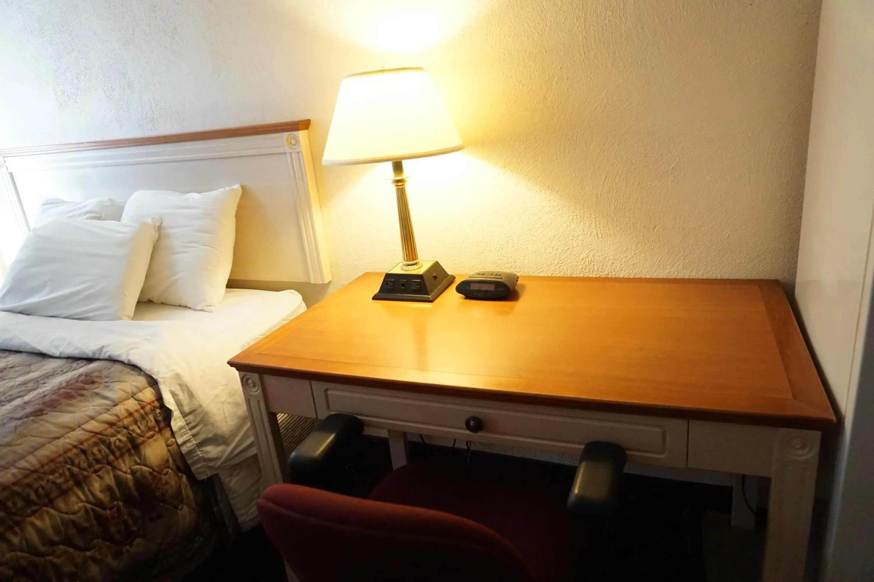 Bed in Sand Castle Suites Motel