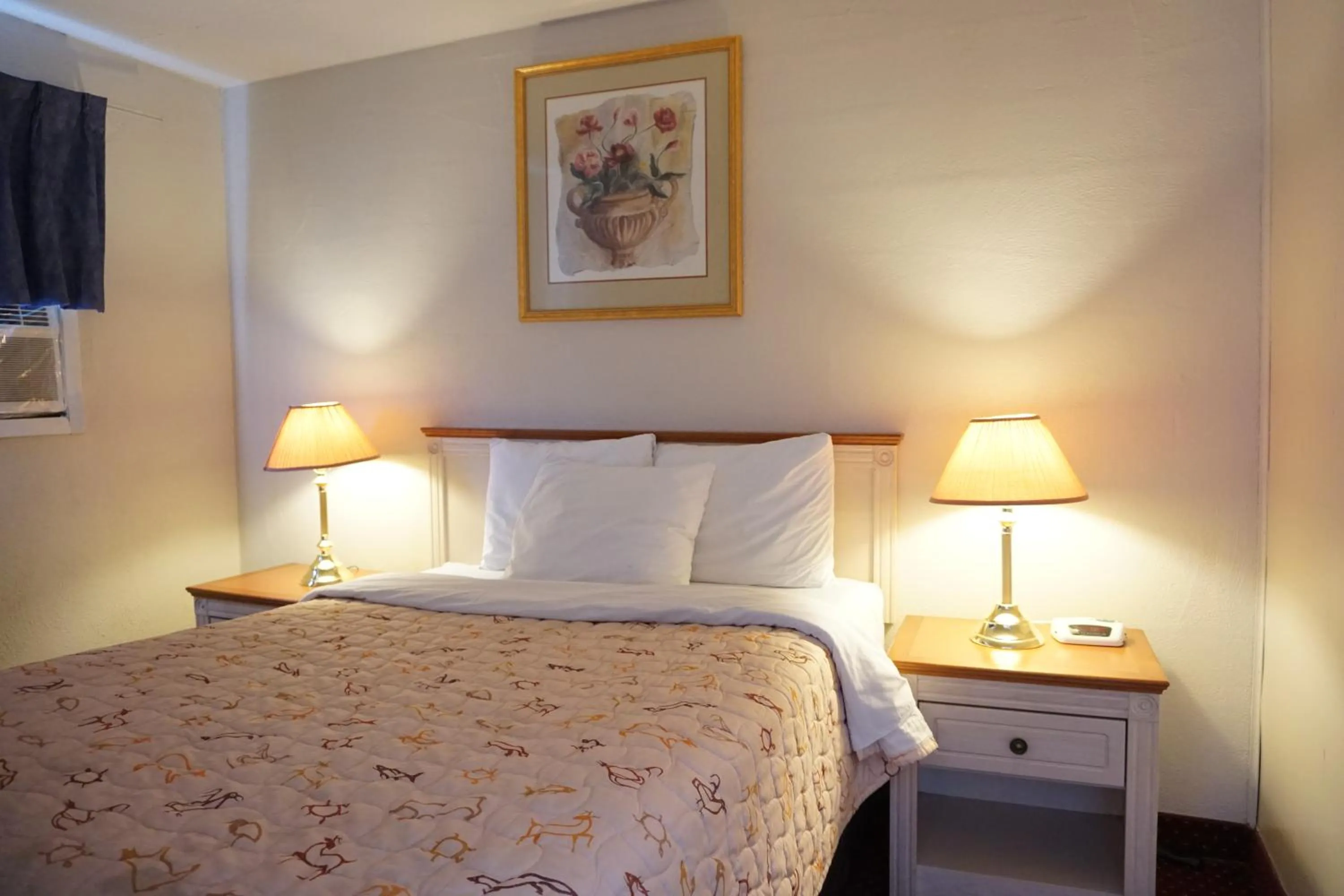 Bed in Sand Castle Suites Motel