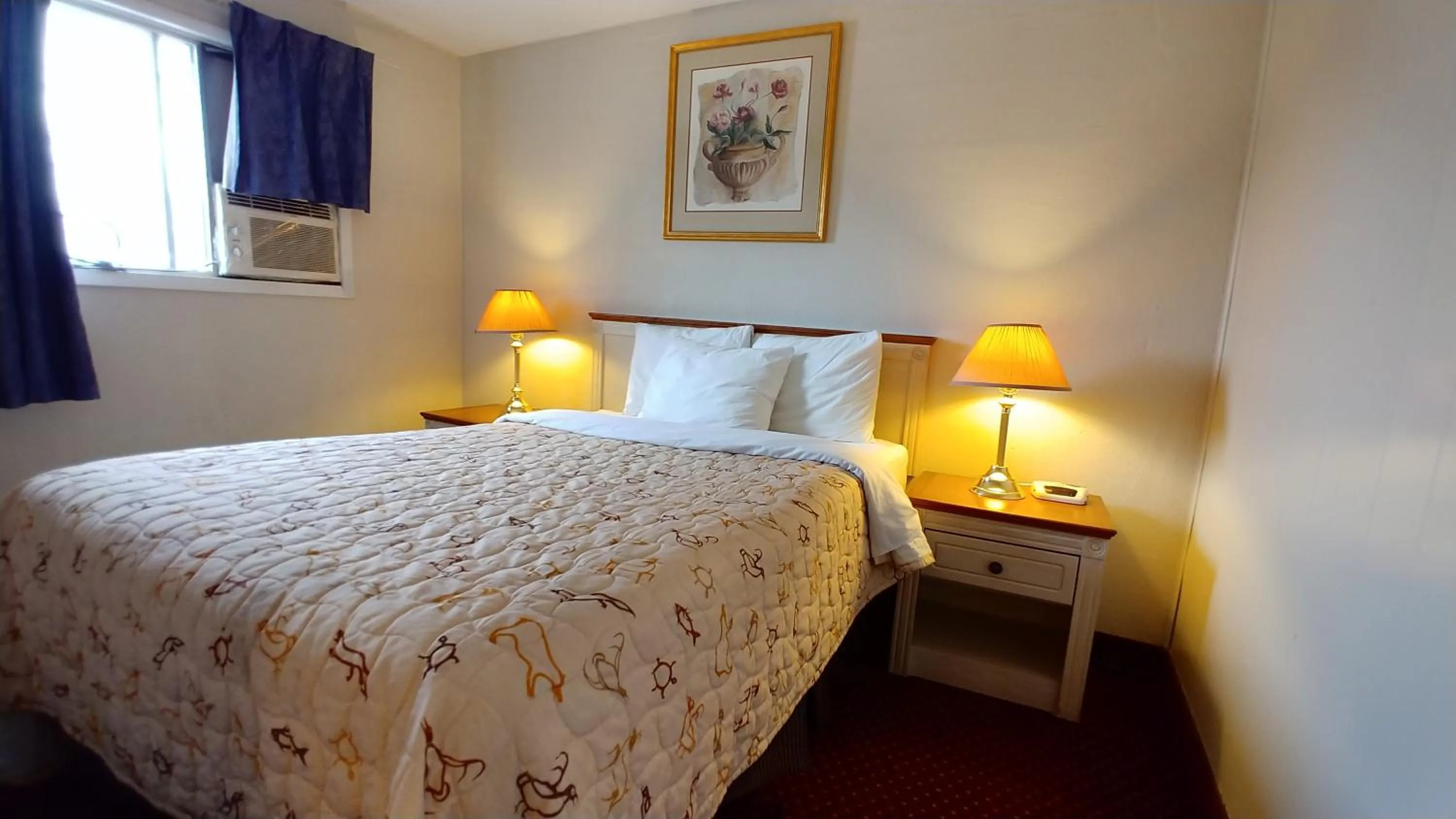 Bed in Sand Castle Suites Motel