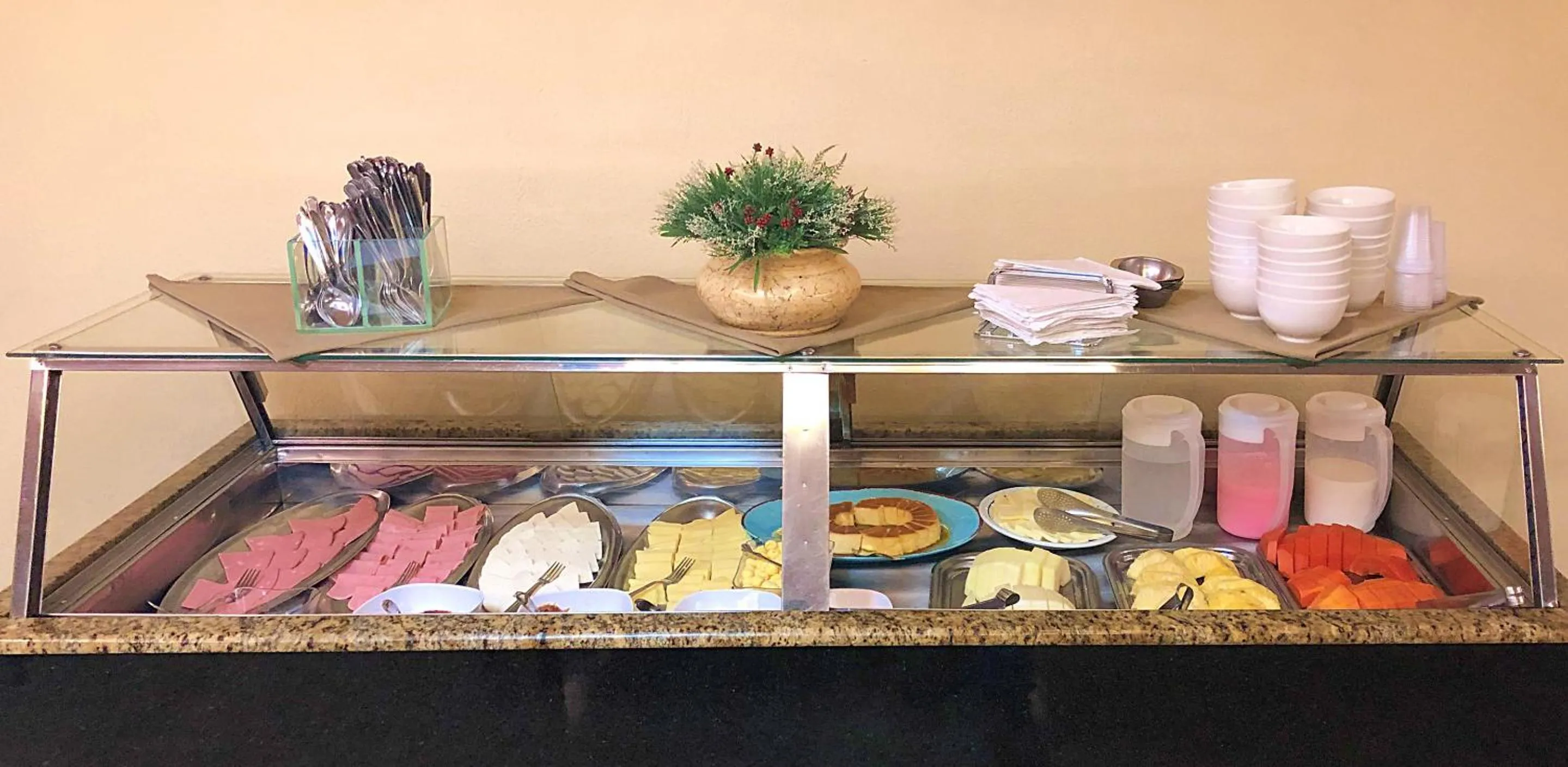 Buffet breakfast in Hotel Monalisa