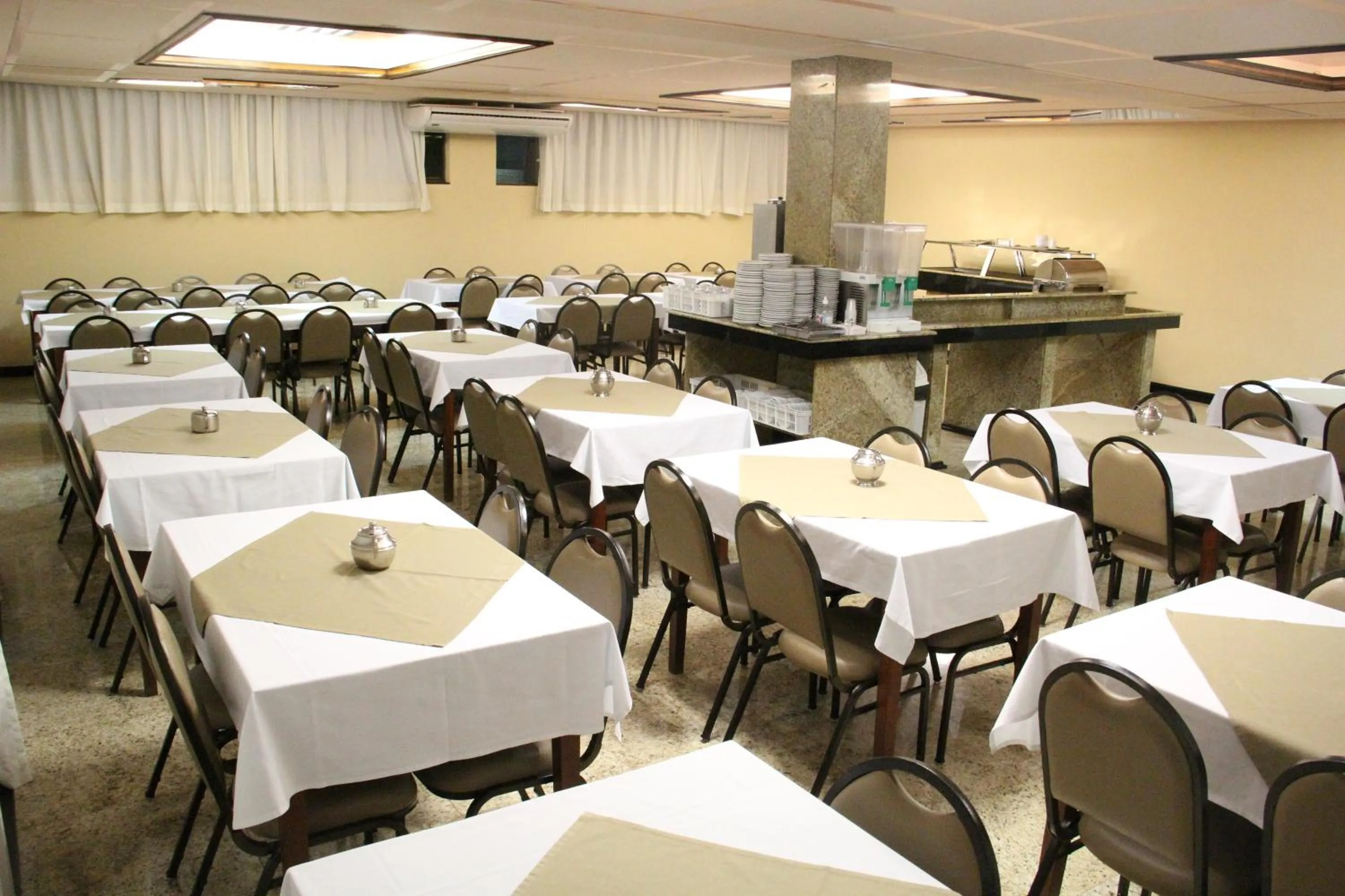 Restaurant/places to eat in Hotel Monalisa