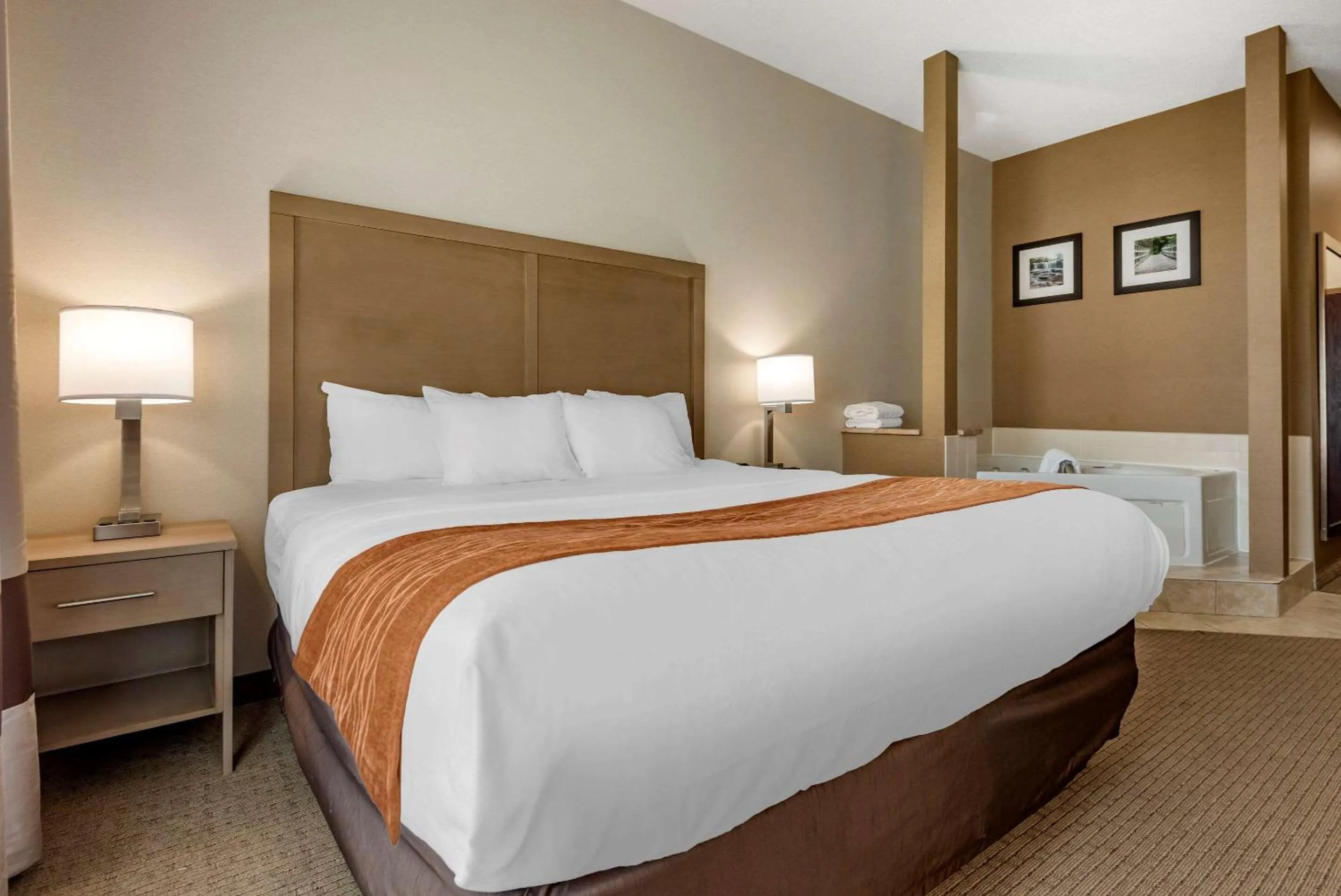 Photo of the whole room, Bed in Comfort Inn & Suites Farmington - Victor