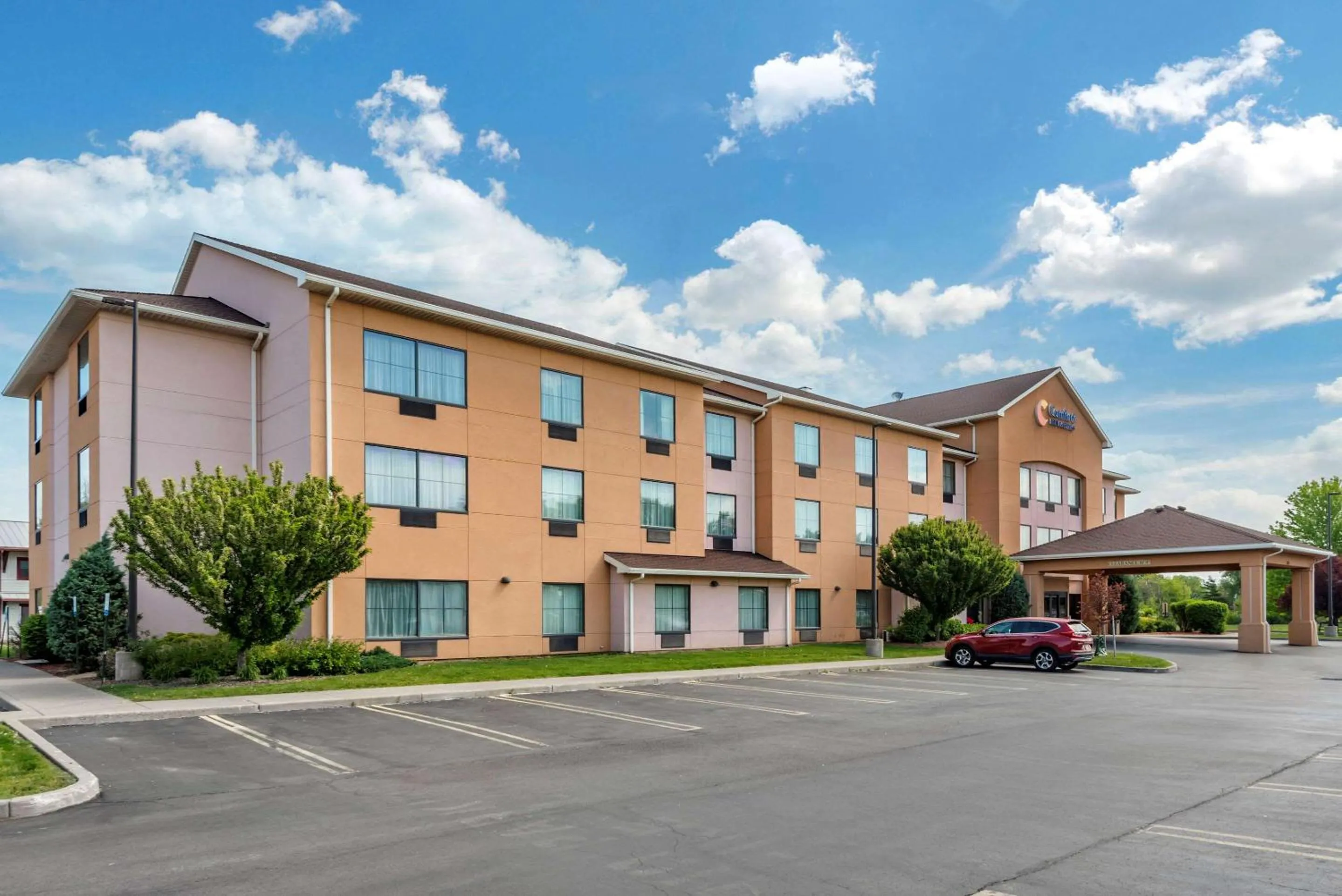 Property building in Comfort Inn & Suites Farmington - Victor