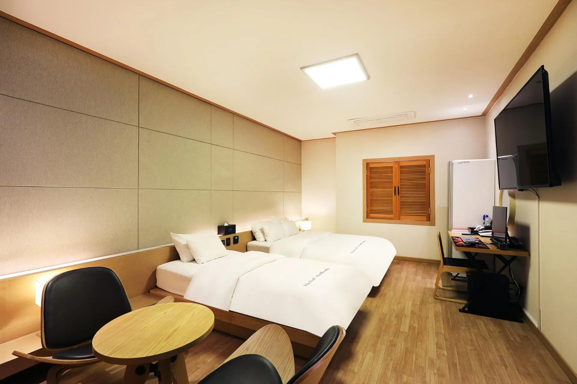 Property building, Bed in BOLTON Hotel