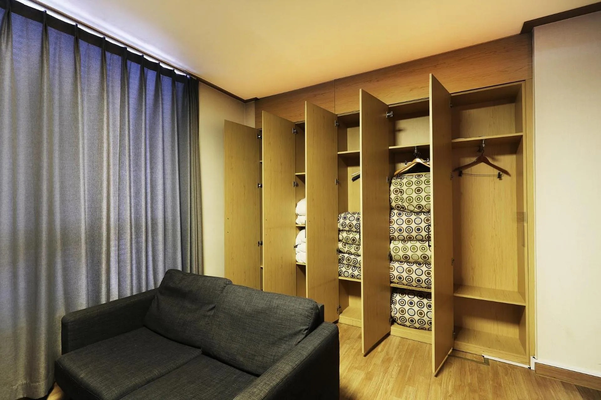 wardrobe in BOLTON Hotel