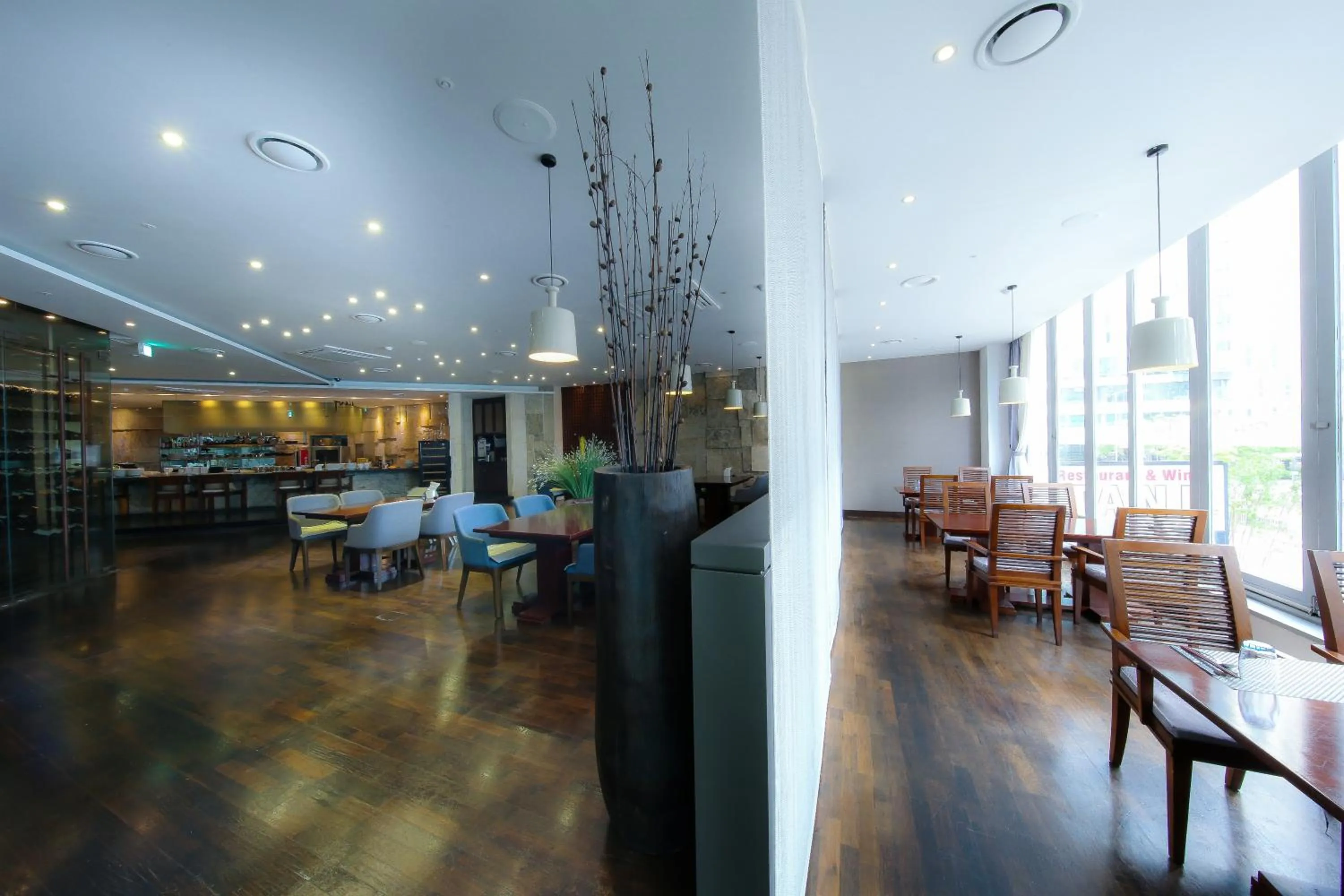 Restaurant/places to eat in BOLTON Hotel