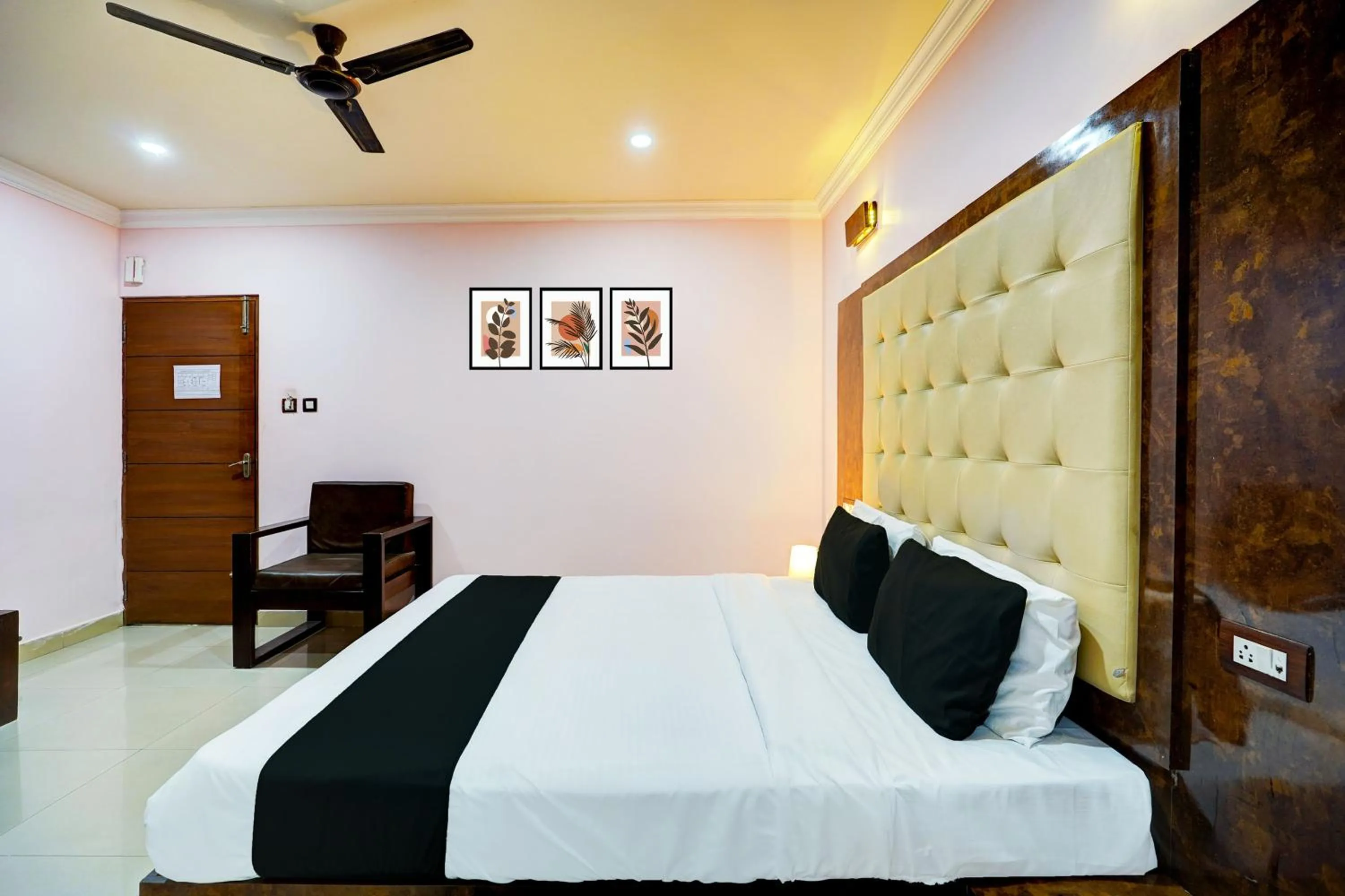 Bedroom, Bed in Super Townhouse MG Road Near Commercial Street