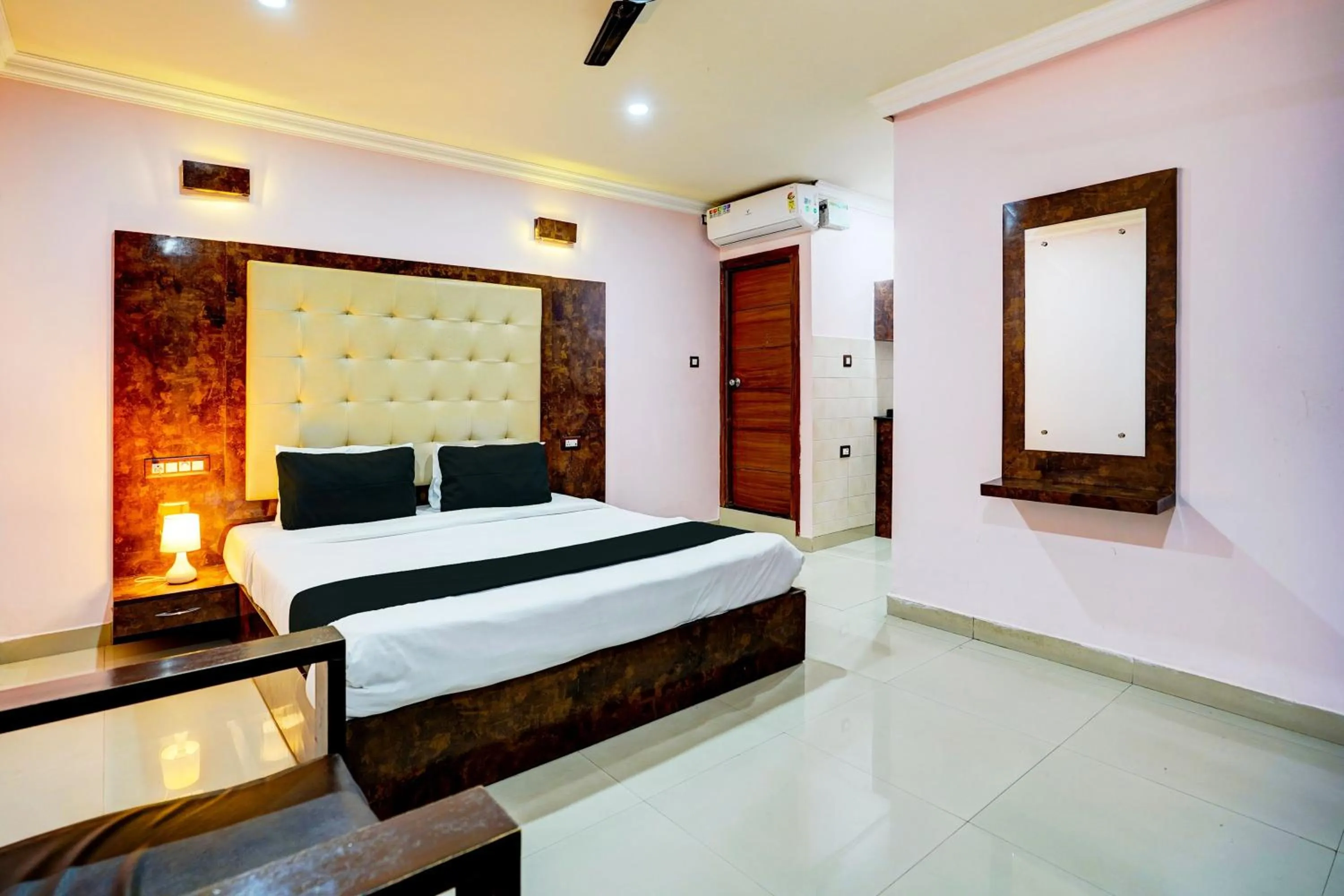 Bedroom, Bed in Super Townhouse MG Road Near Commercial Street