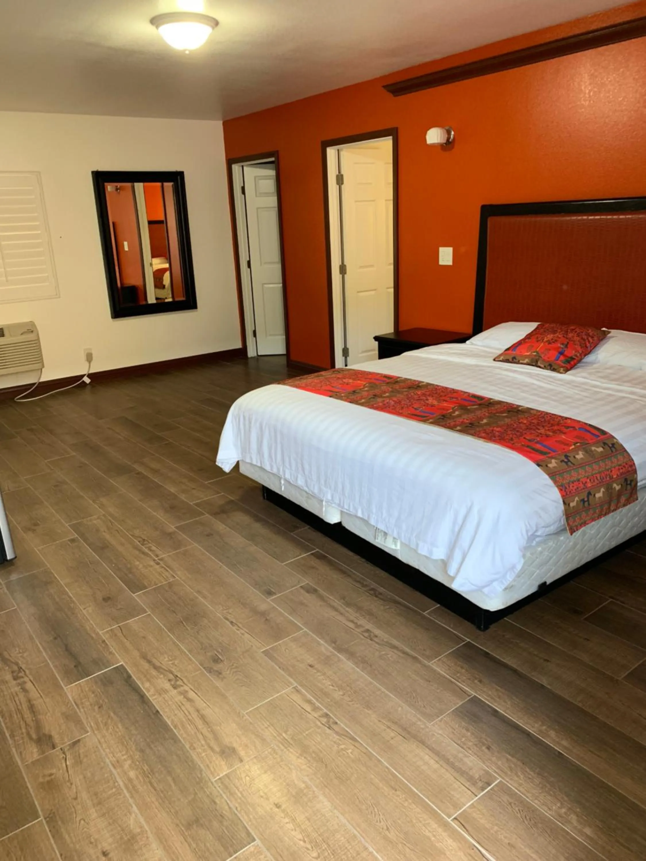 Bed in norwalk inn & suites