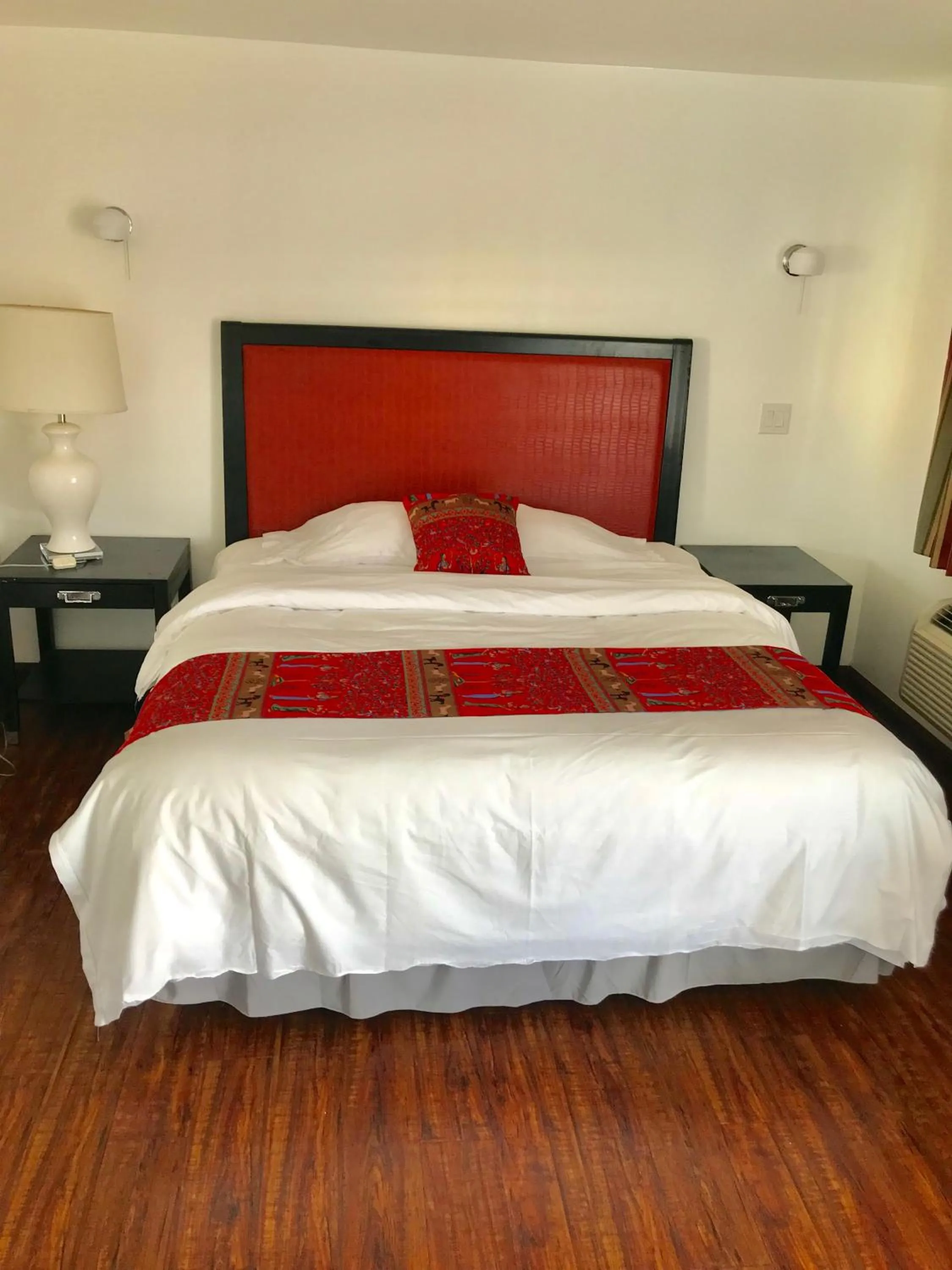 Bed in norwalk inn & suites