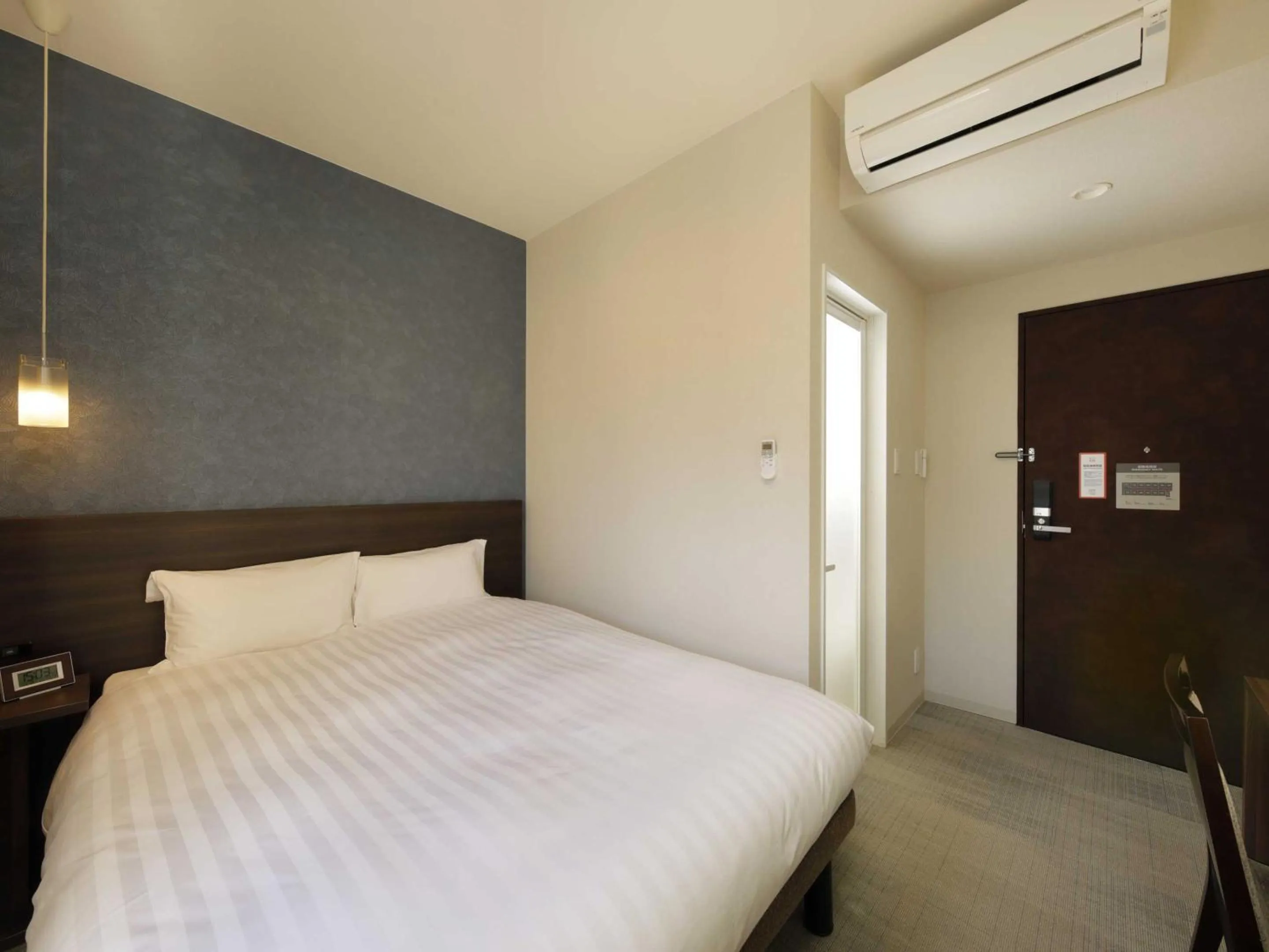 Photo of the whole room, Bed in Smart Place Inn Kyoto Shijo Omiya Station