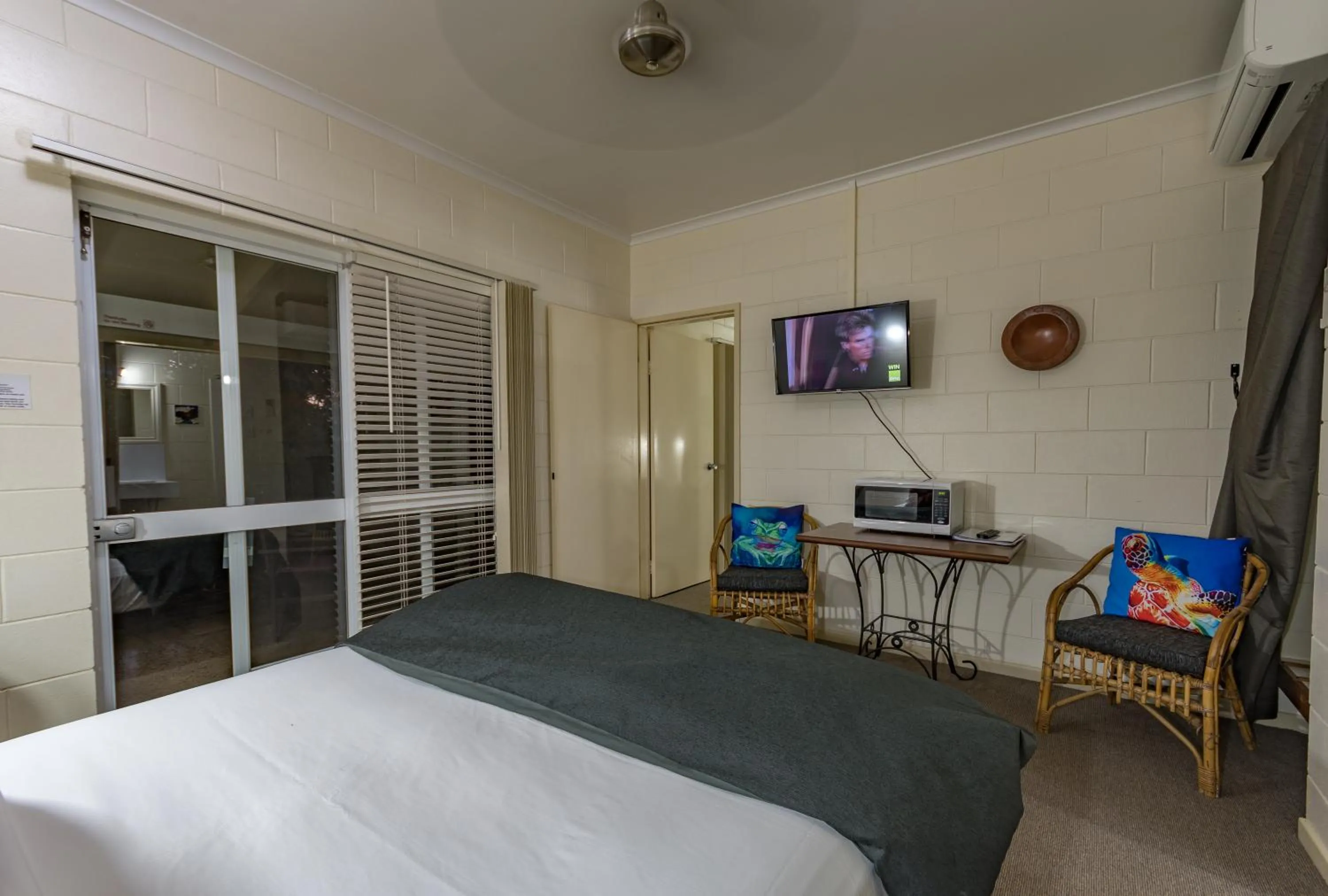 Property building, Bed in Kookaburra Motel Yungaburra