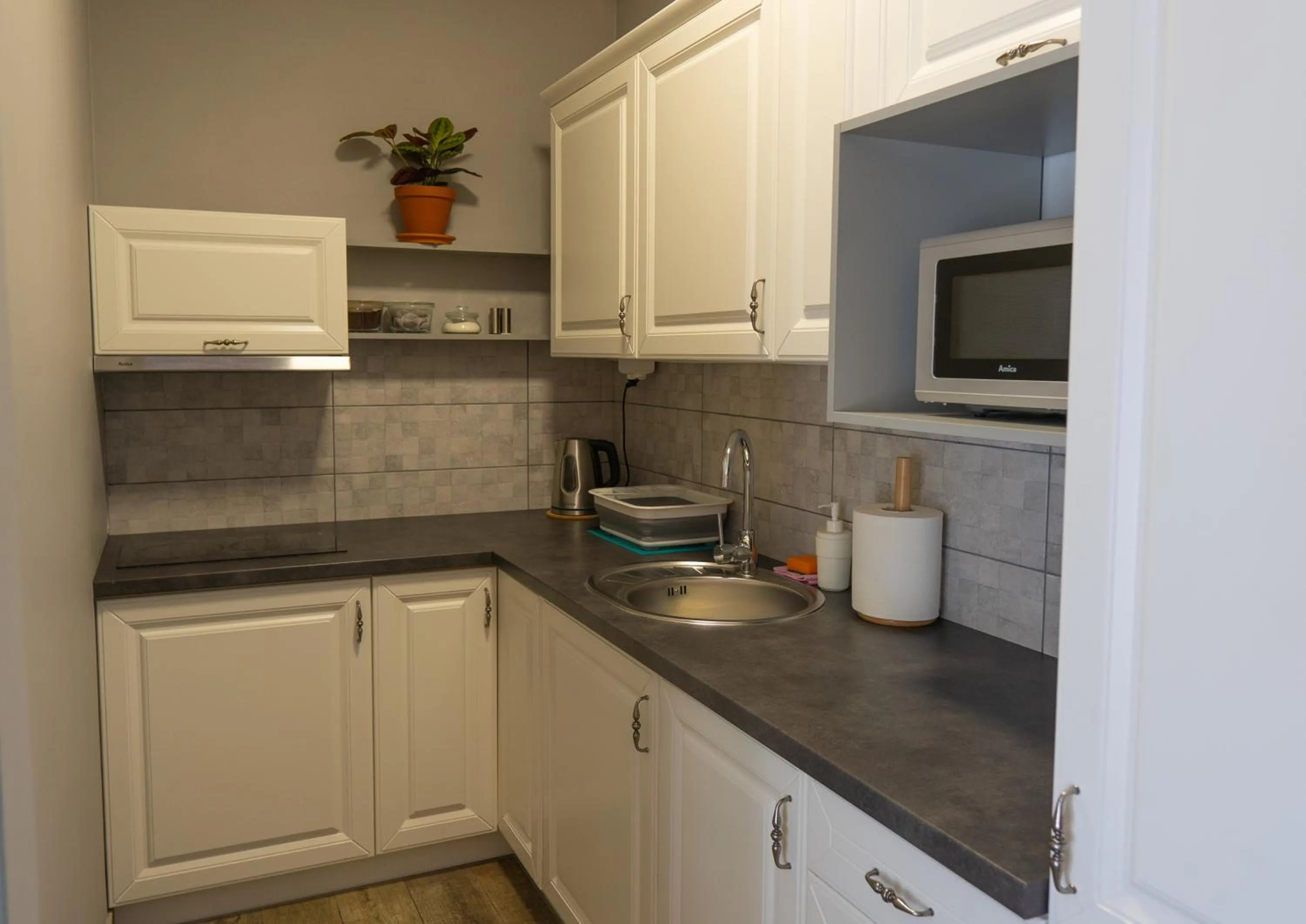 Kitchen or kitchenette in Moon Hostel Poznań