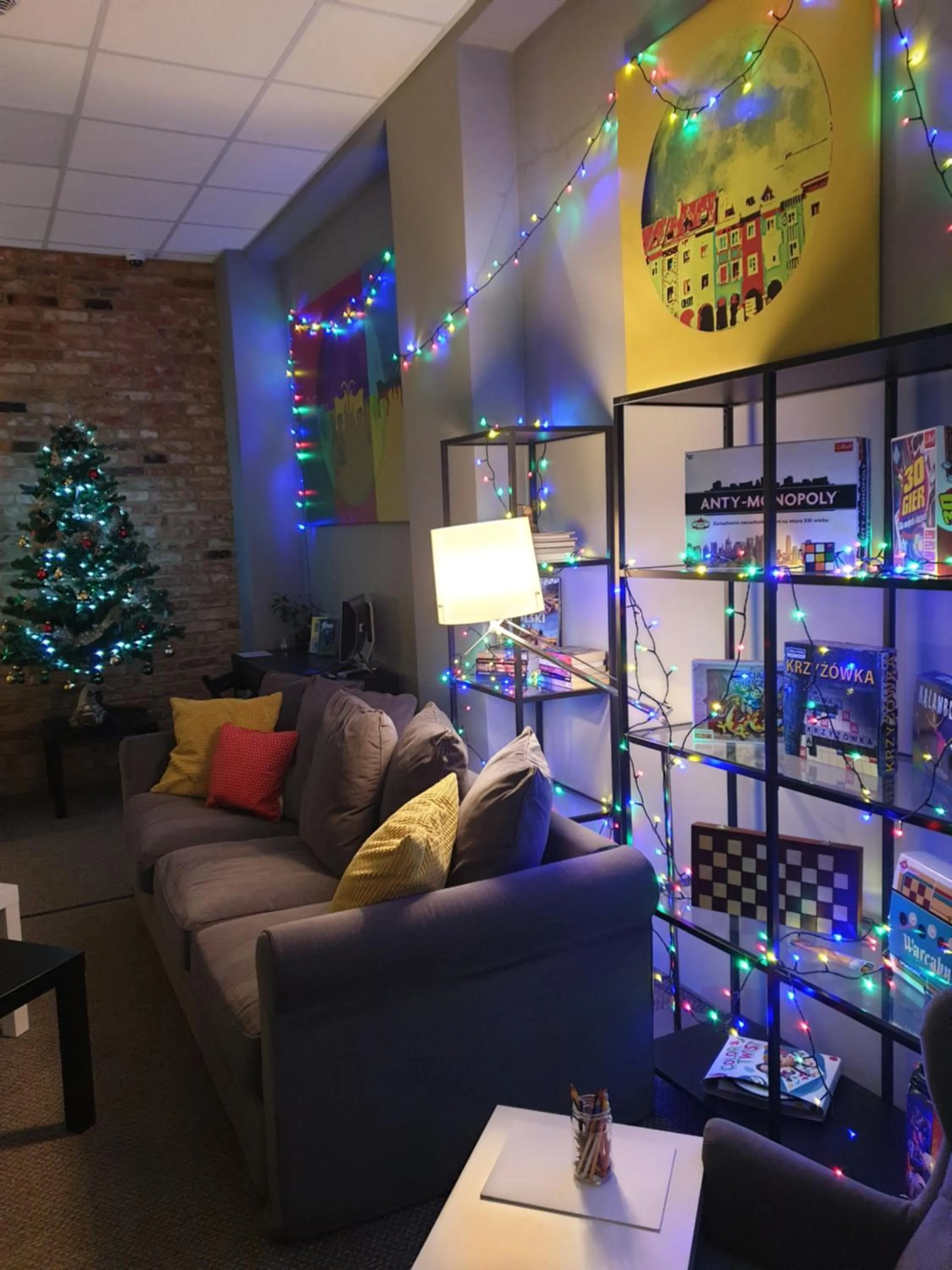 Communal lounge/ TV room in Moon Hostel Poznań