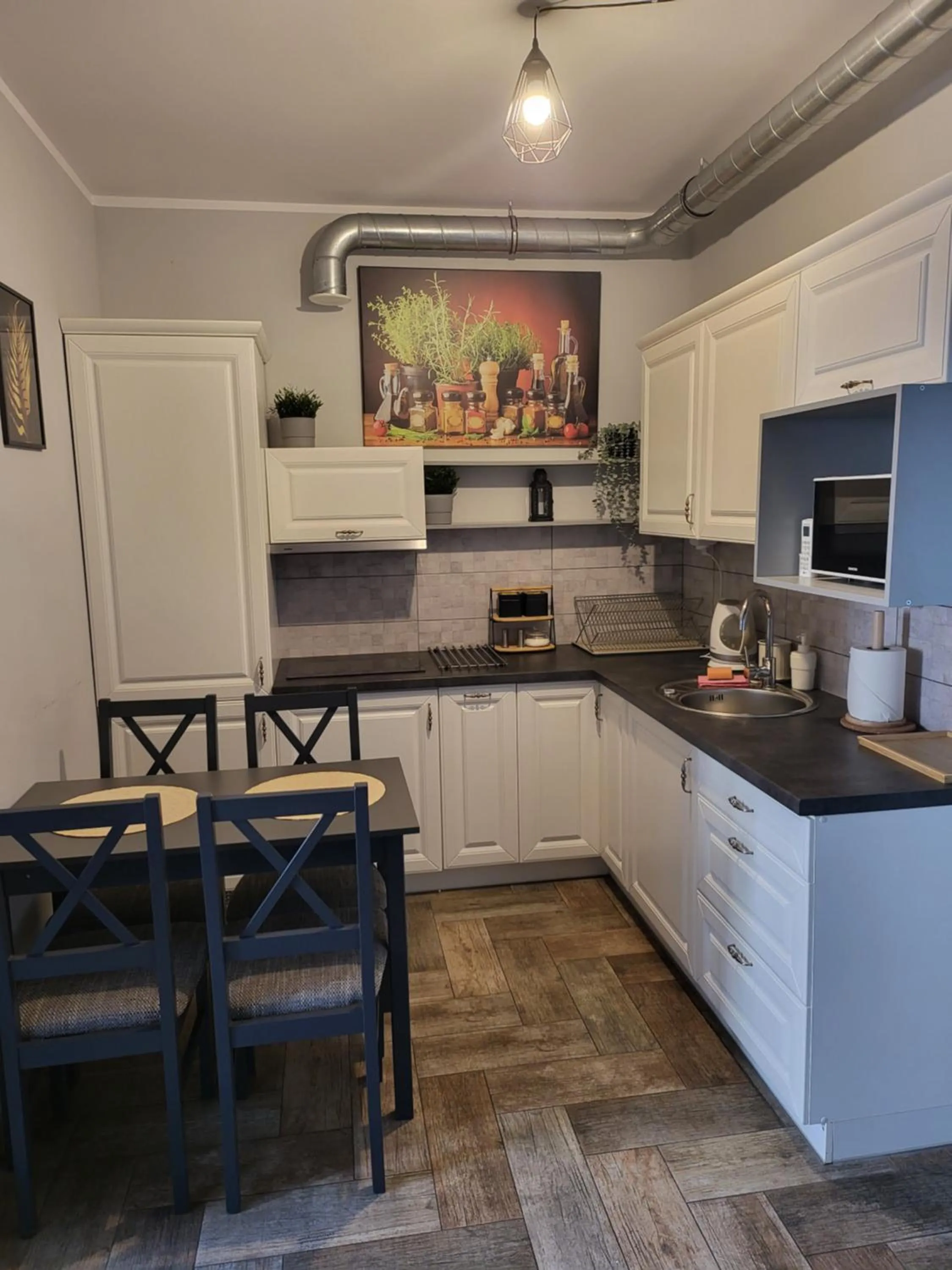 Dining area in Moon Hostel Poznań