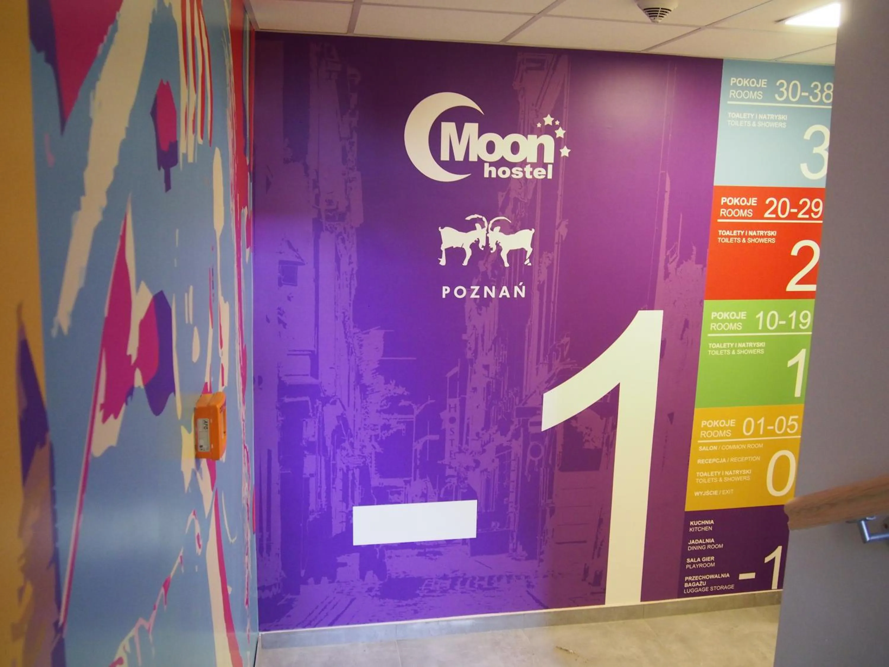 Communal lounge/ TV room in Moon Hostel Poznań