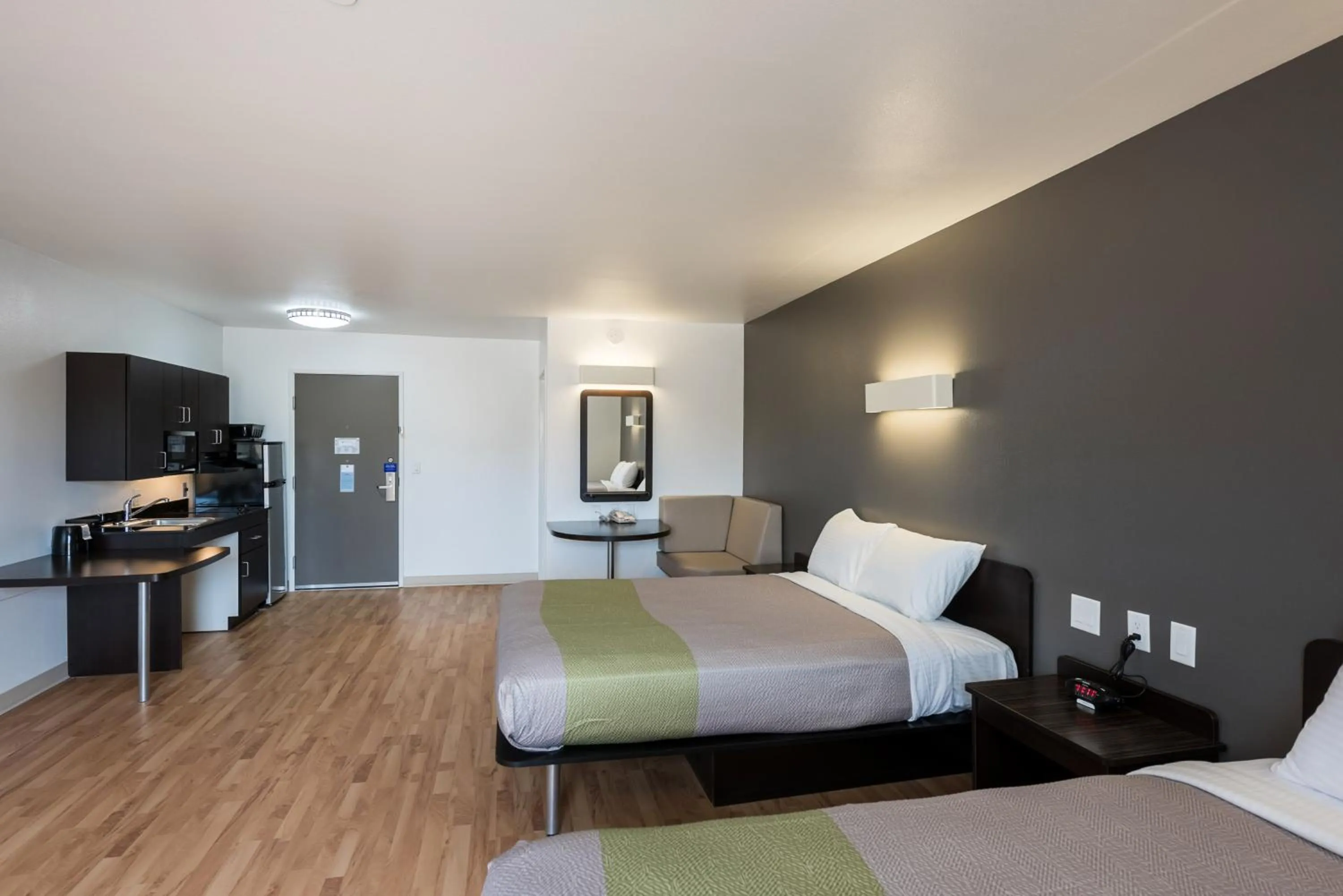 Bedroom, Bed in Studio 6-Mccarran, NV - Sparks - Tahoe - Reno Industrial Center