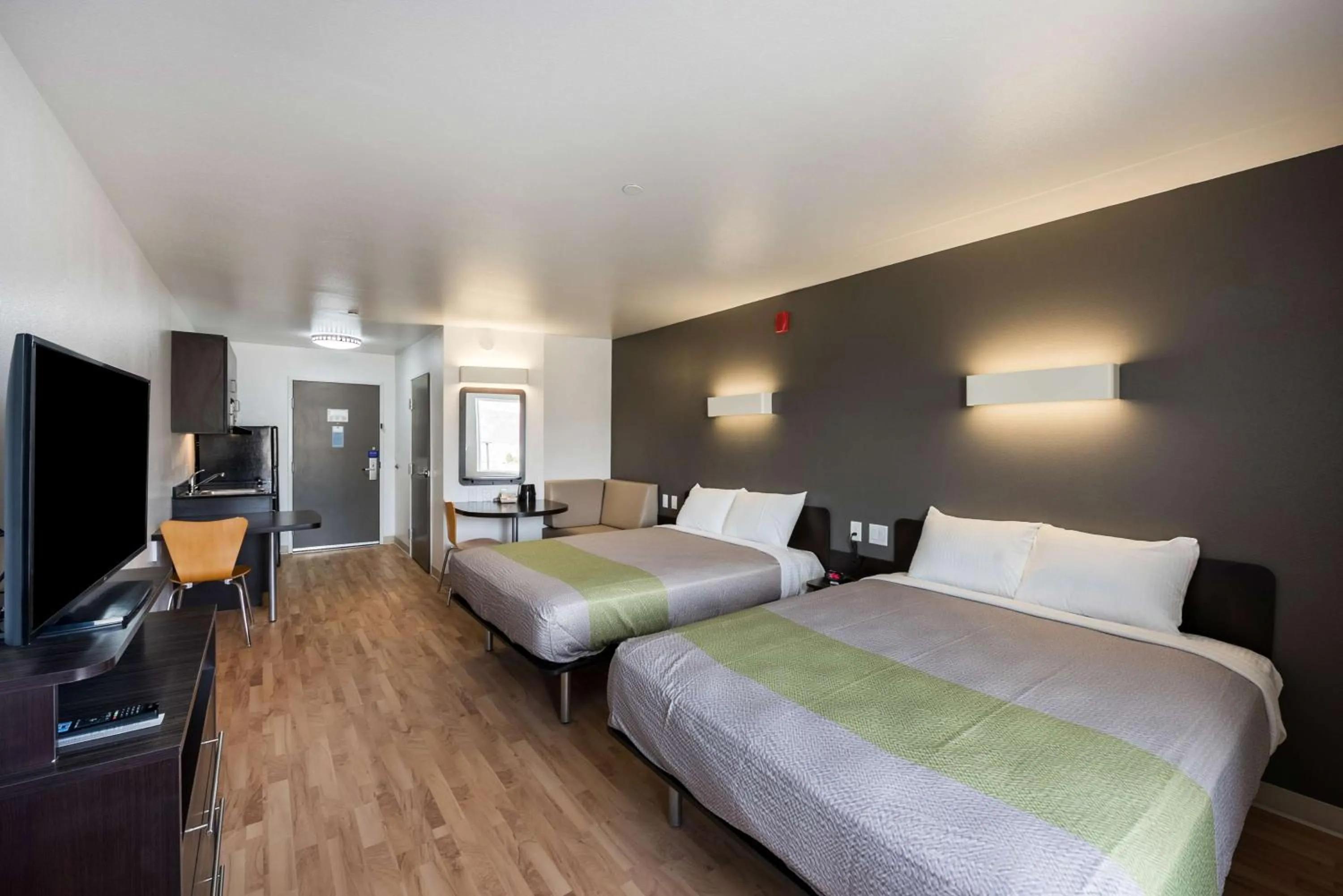 TV and multimedia, Bed in Studio 6-Mccarran, NV - Sparks - Tahoe - Reno Industrial Center