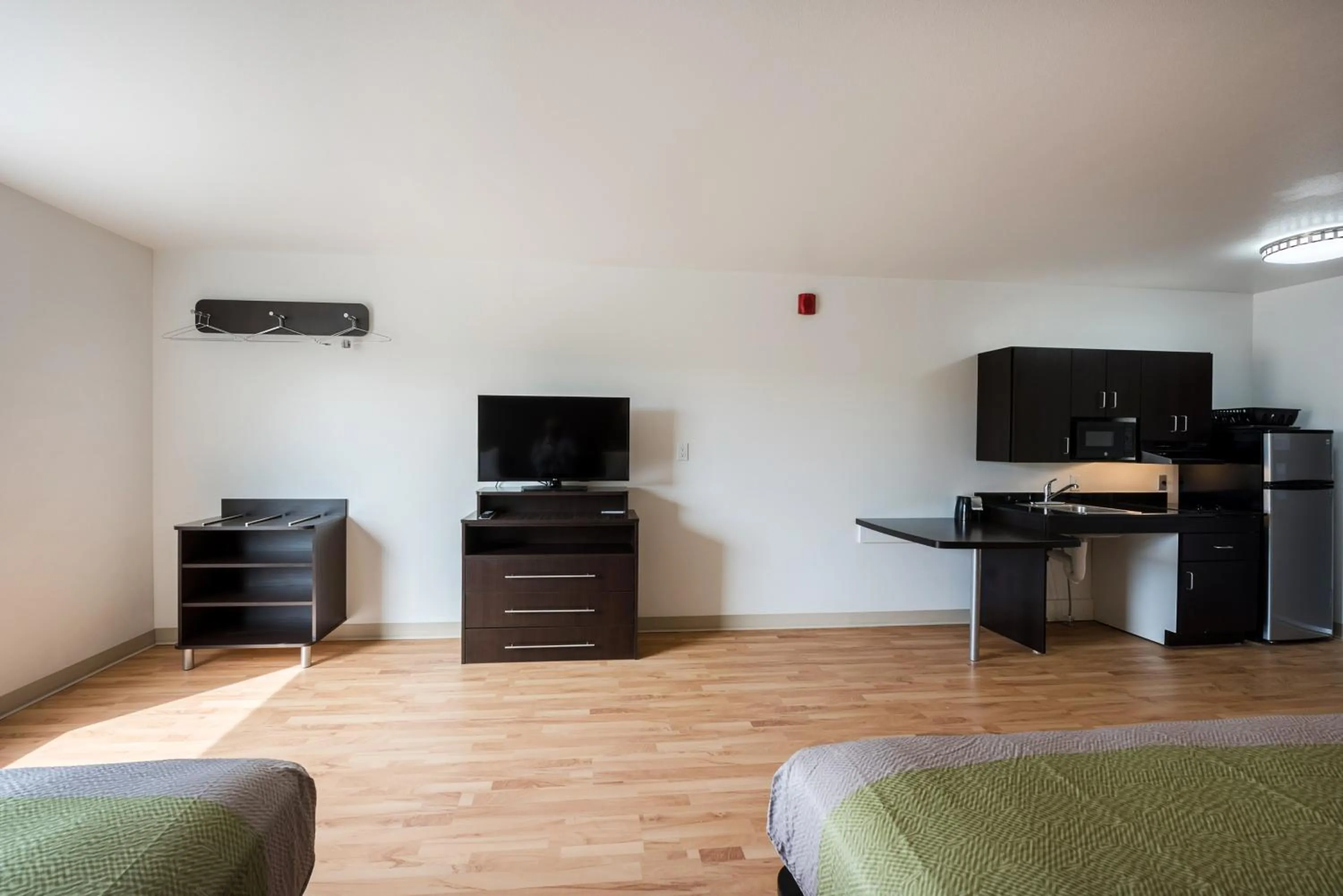 Bedroom in Studio 6-Mccarran, NV - Sparks - Tahoe - Reno Industrial Center