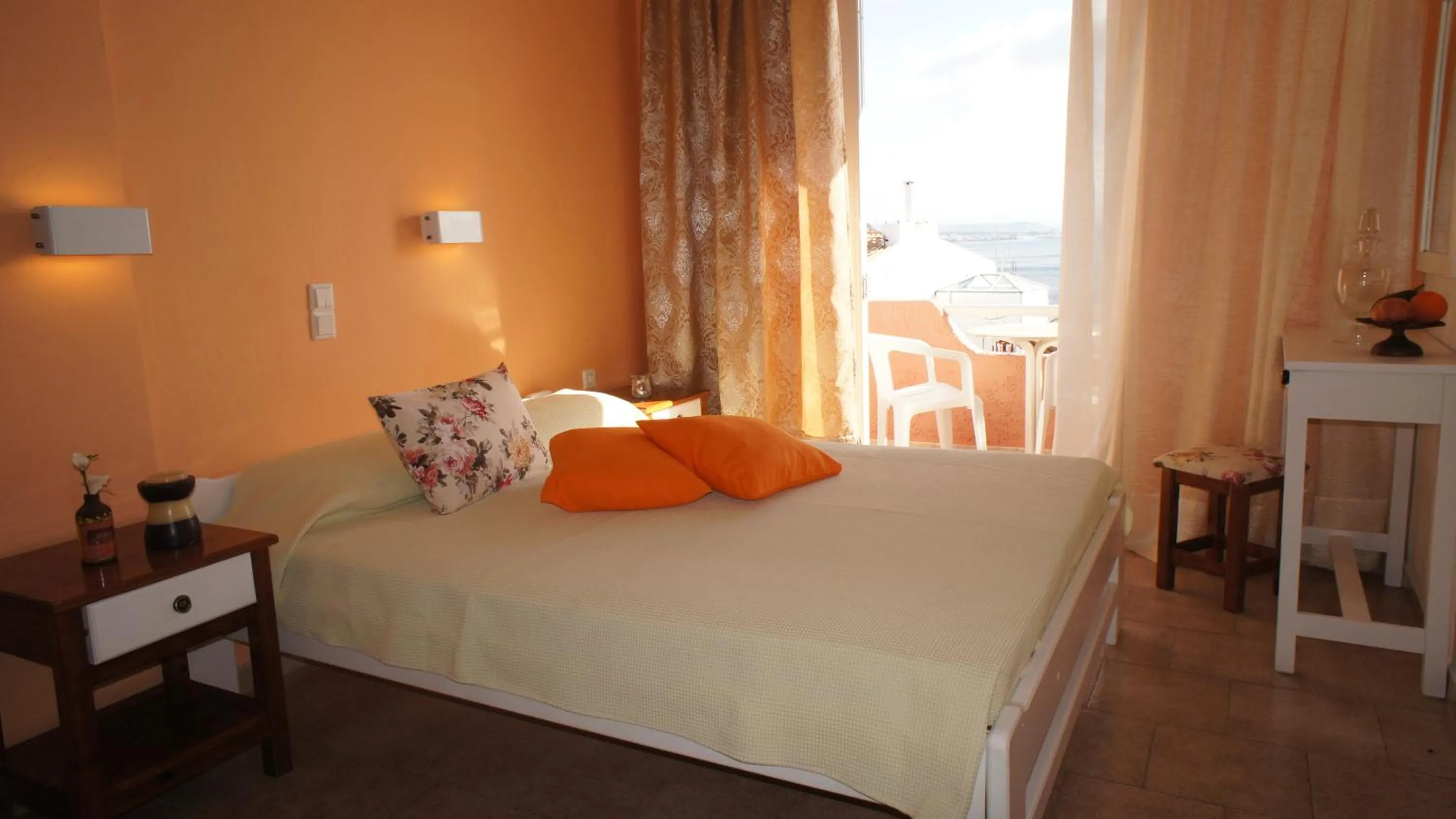 Photo of the whole room, Bed in Idi