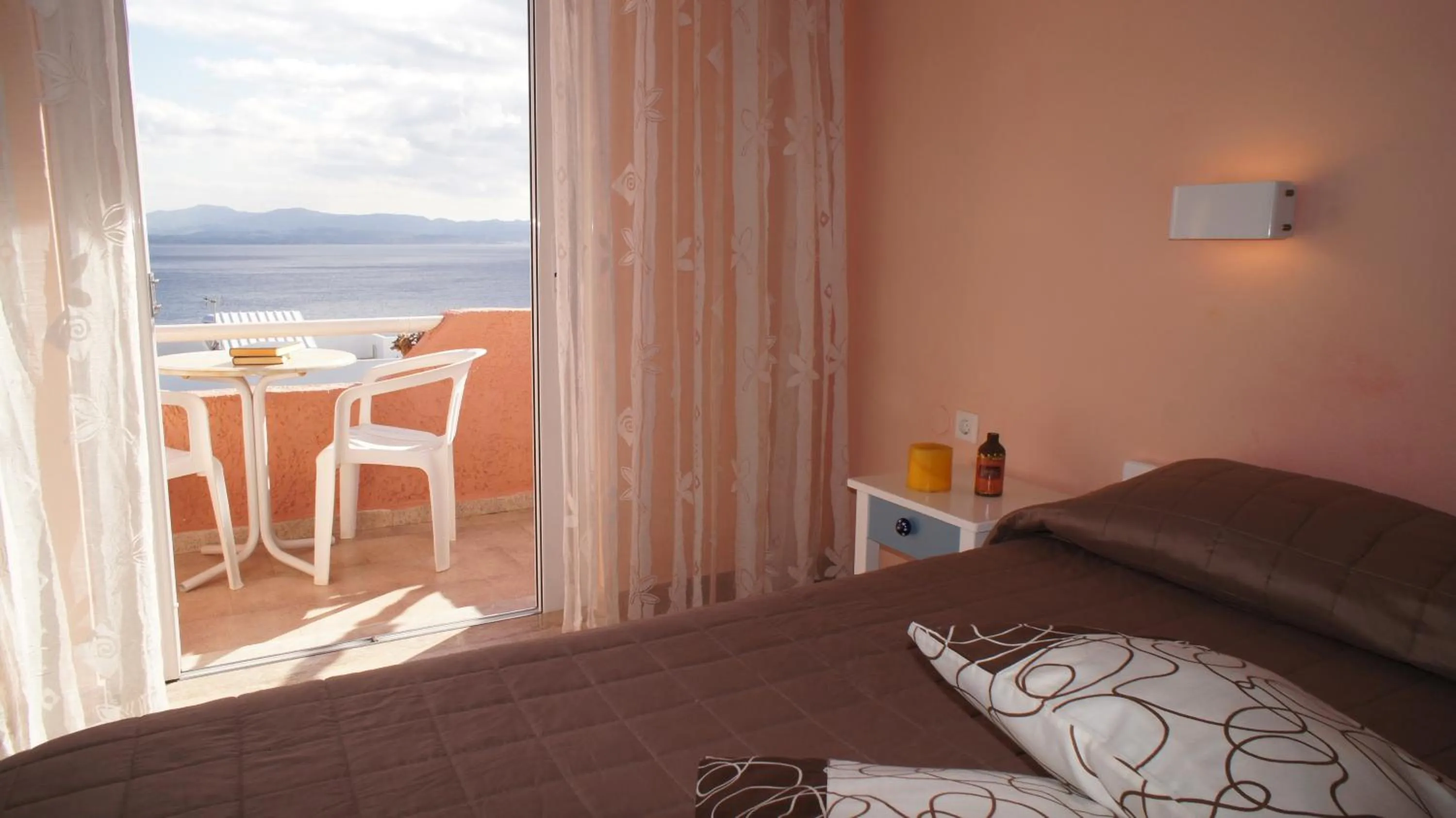 Photo of the whole room, Bed in Idi