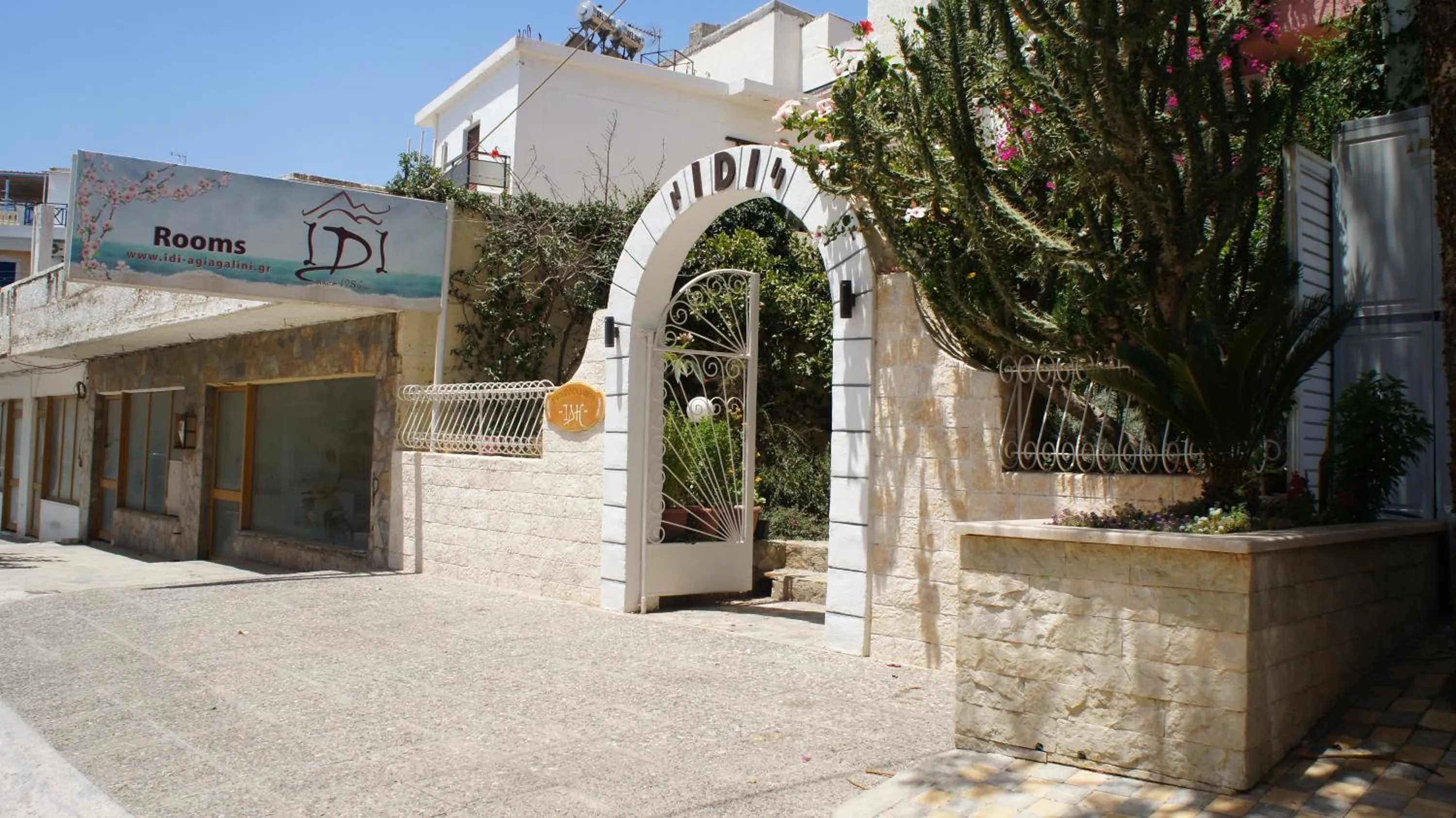 Facade/entrance in Idi