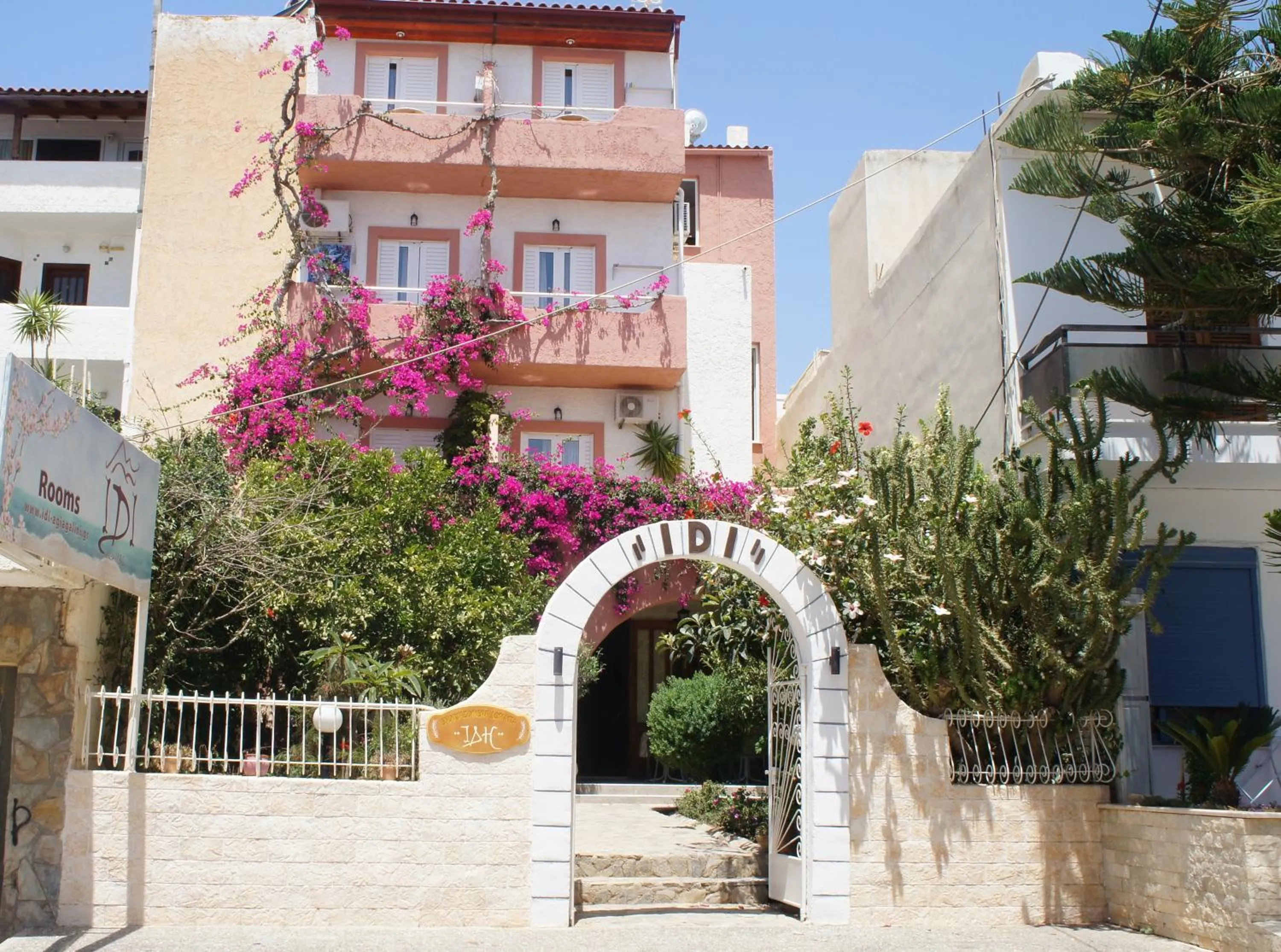 Property building in Idi